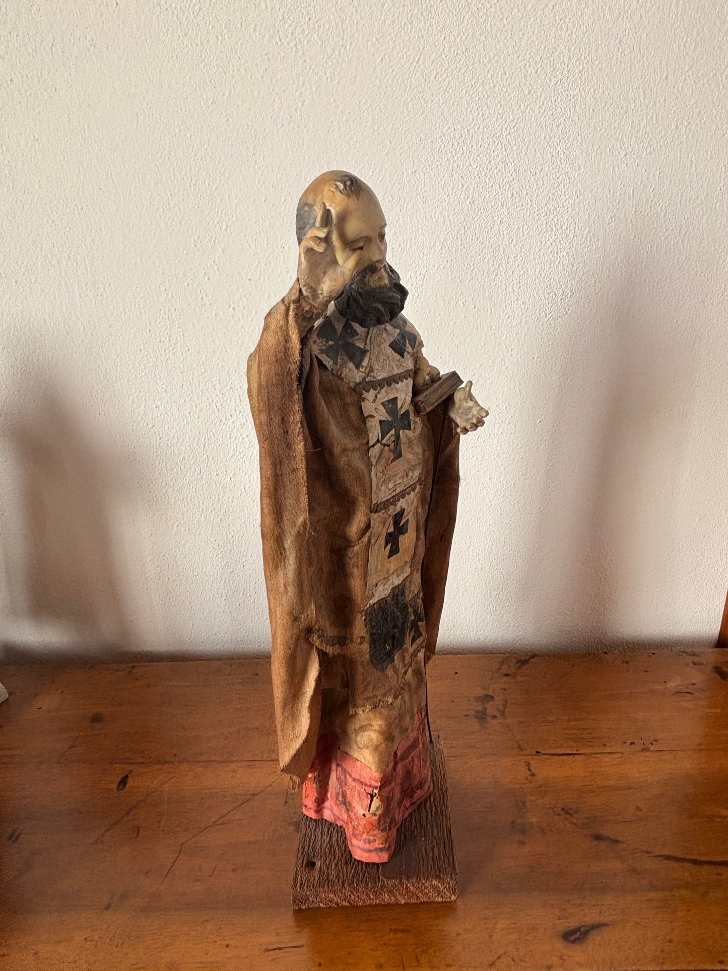 Statuetta di San Nicola in terracotta e paglia – Arte sacra popolare con decorazioni applicate