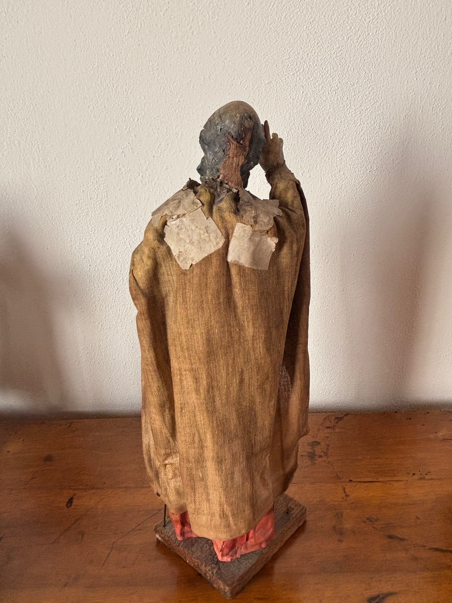 Statuetta di San Nicola in terracotta e paglia – Arte sacra popolare con decorazioni applicate