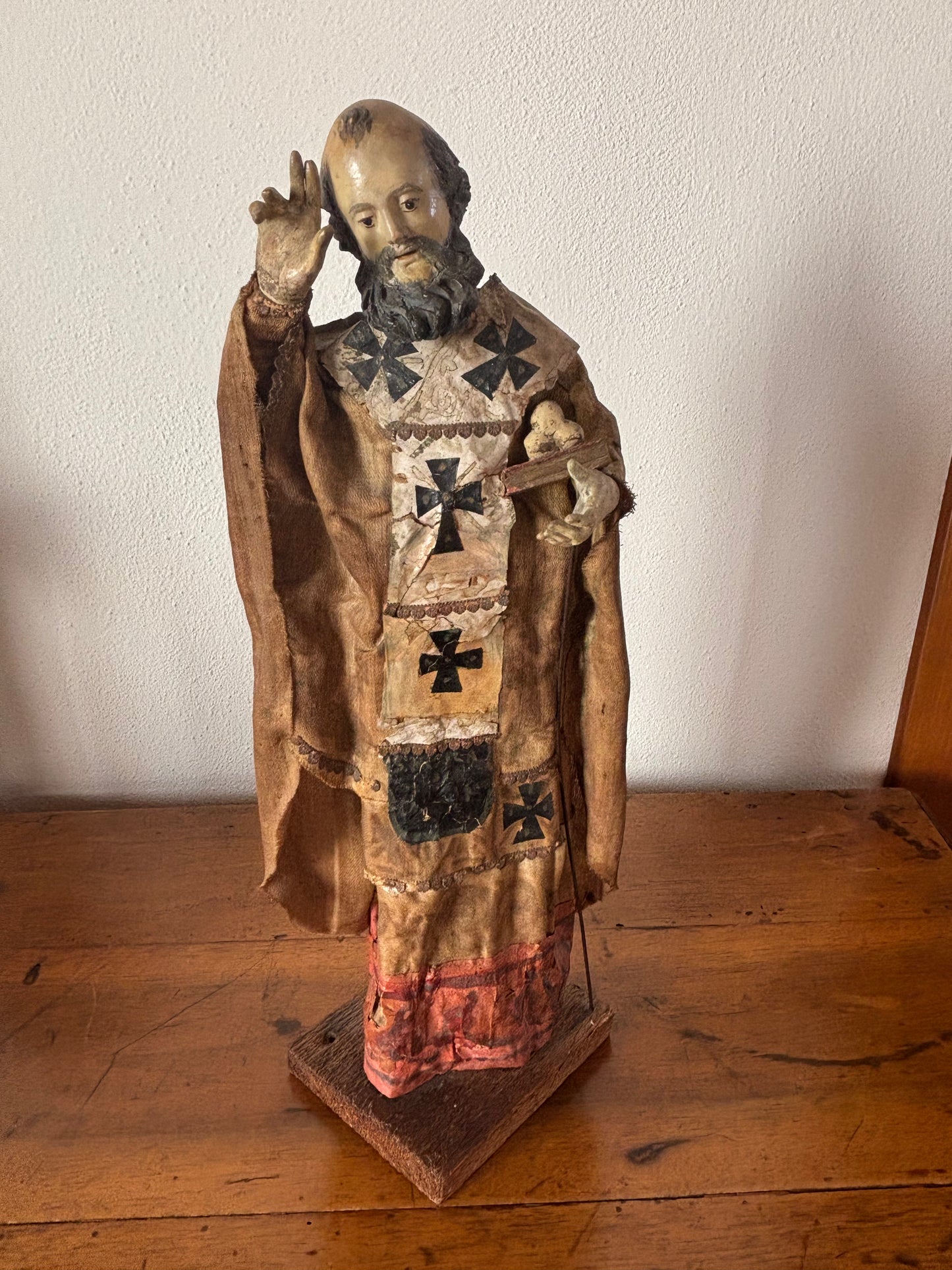 Statuetta di San Nicola in terracotta e paglia – Arte sacra popolare con decorazioni applicate