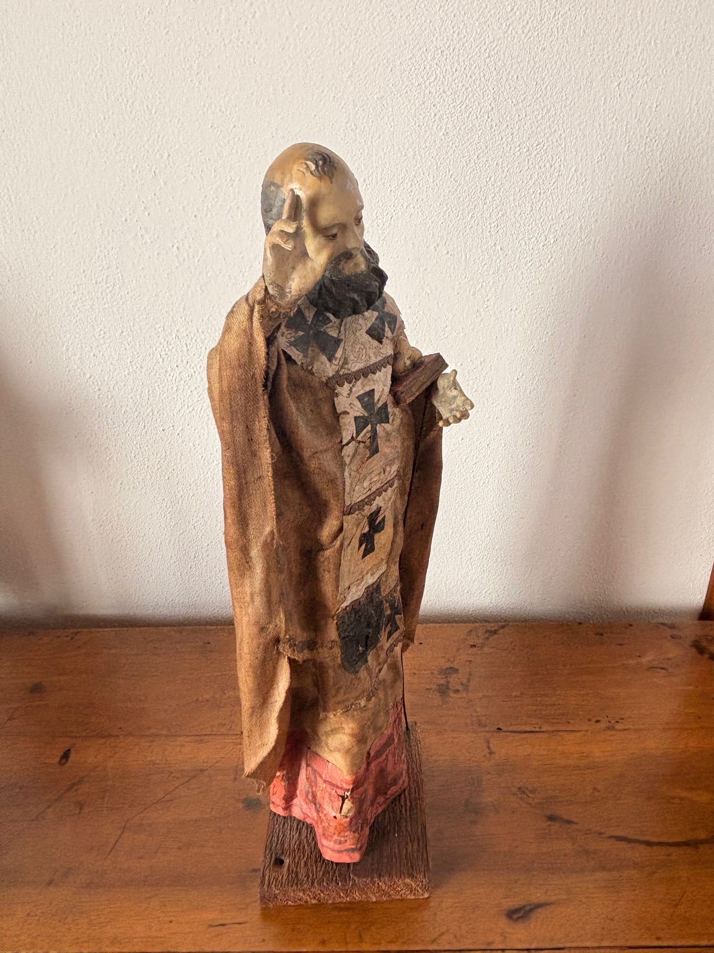 Statuetta di San Nicola in terracotta e paglia – Arte sacra popolare con decorazioni applicate