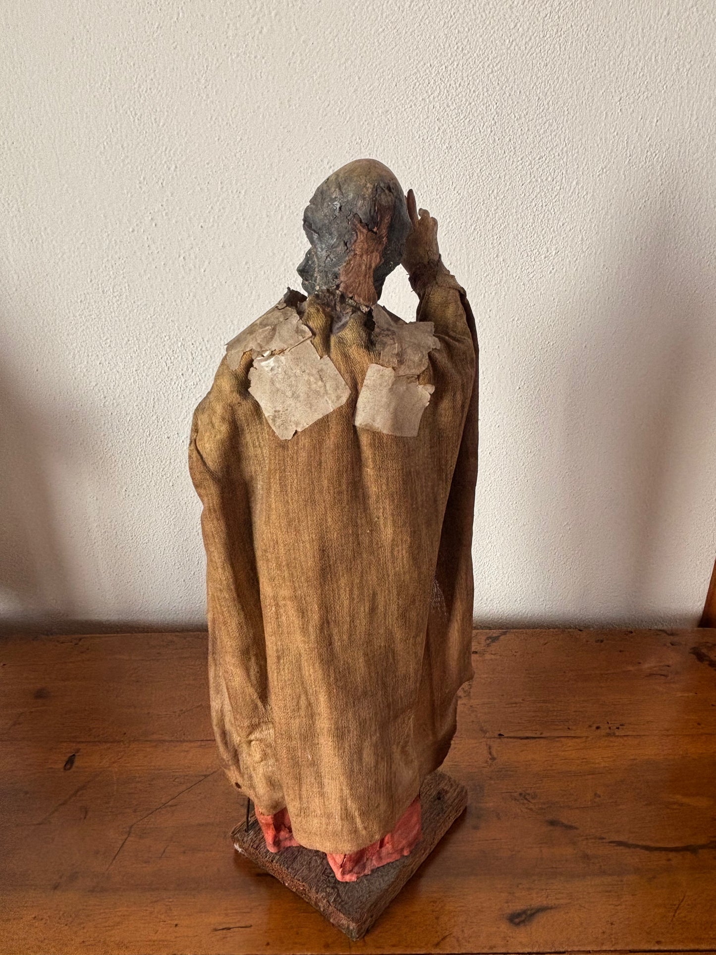 Statuetta di San Nicola in terracotta e paglia – Arte sacra popolare con decorazioni applicate