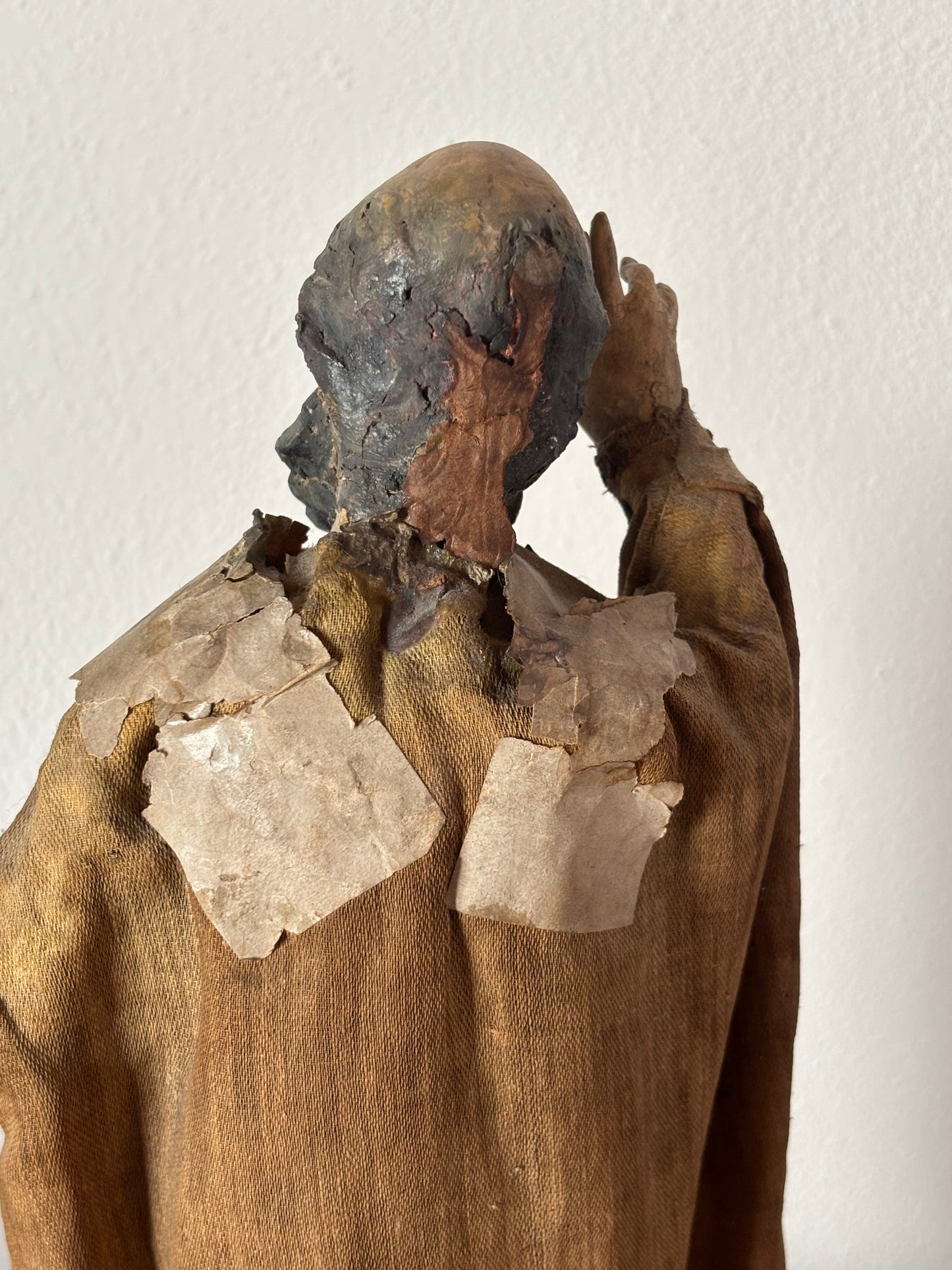 Statuetta di San Nicola in terracotta e paglia – Arte sacra popolare con decorazioni applicate