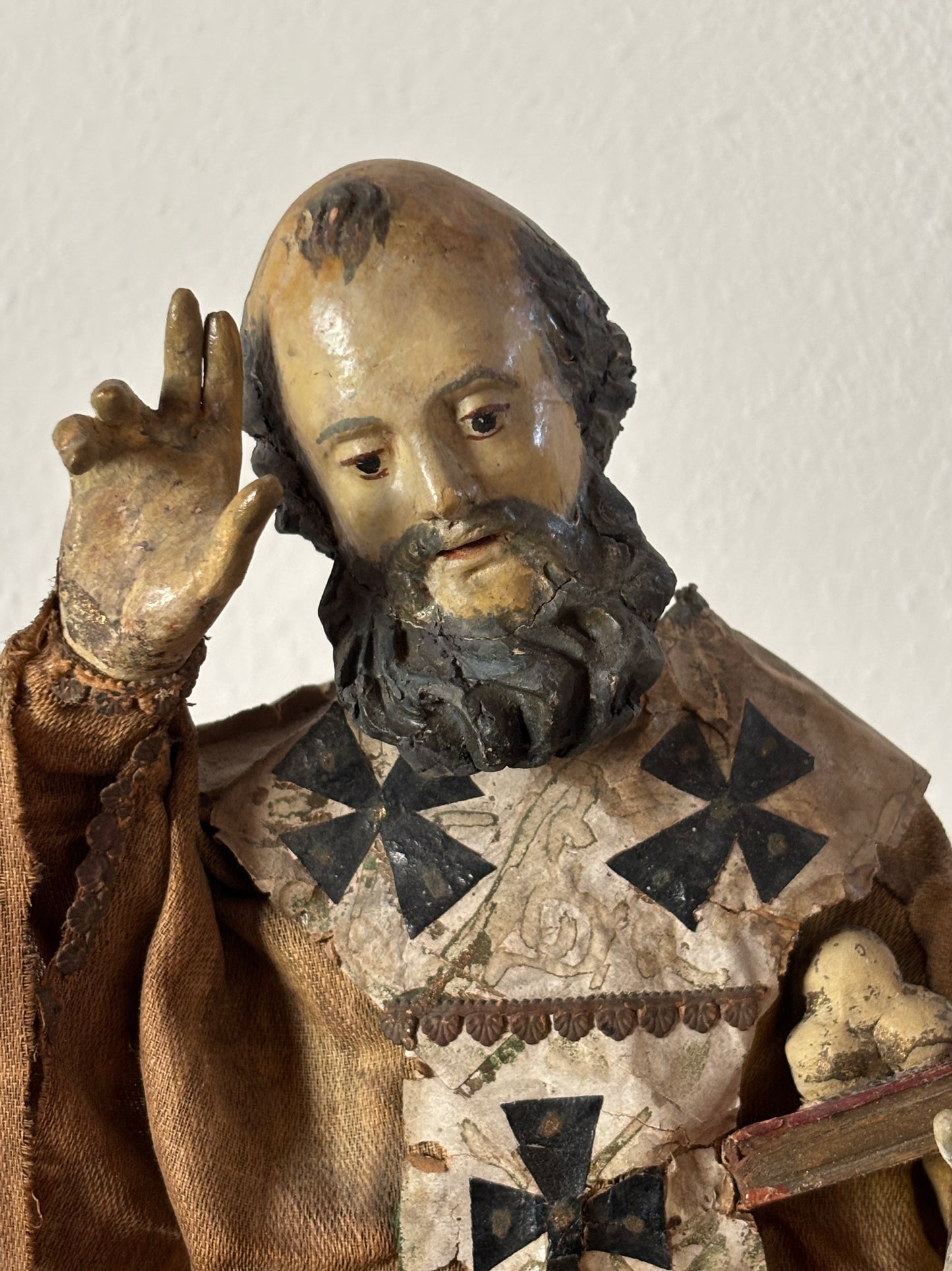 Statuetta di San Nicola in terracotta e paglia – Arte sacra popolare con decorazioni applicate