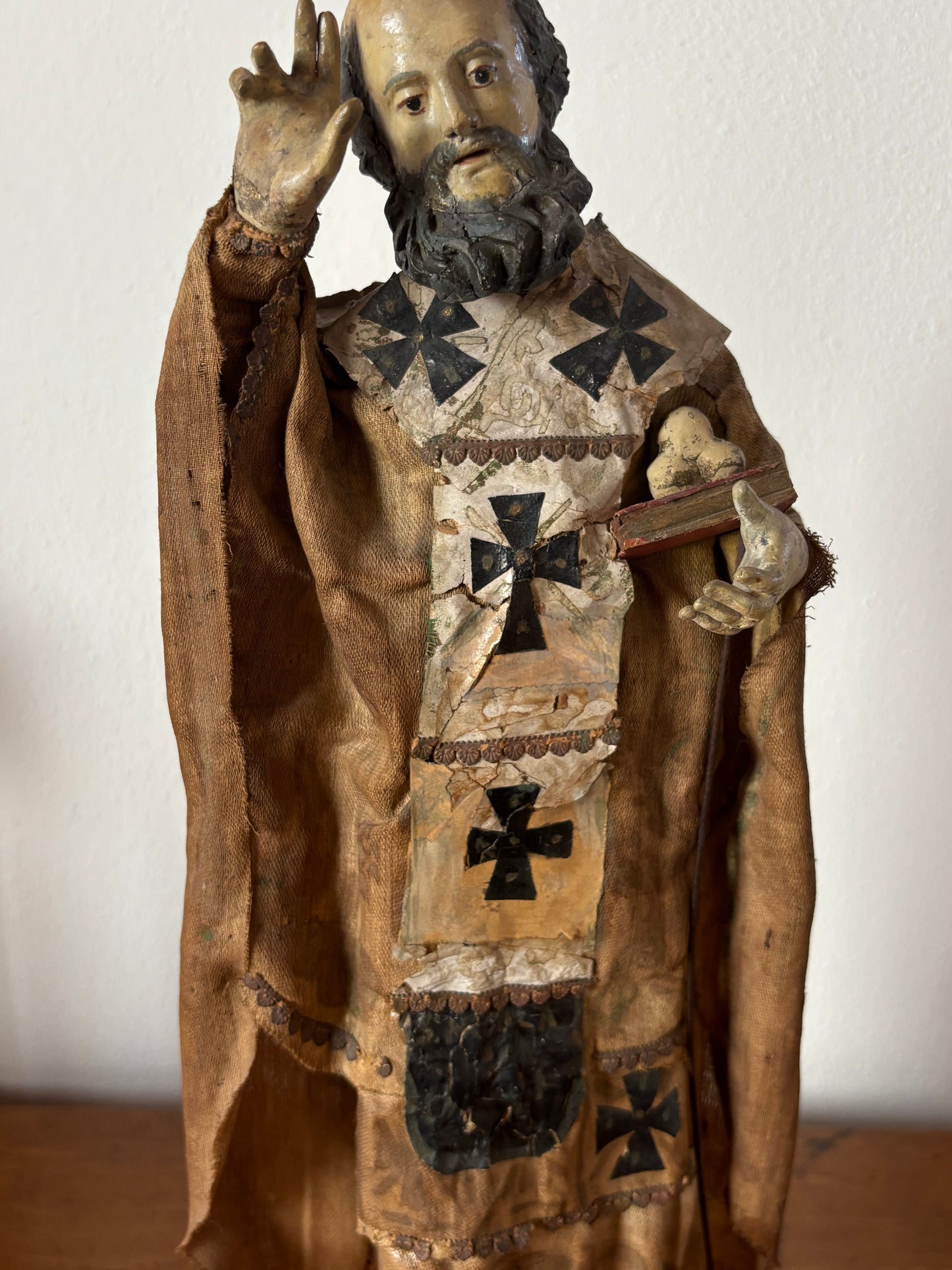 Statuetta di San Nicola in terracotta e paglia – Arte sacra popolare con decorazioni applicate