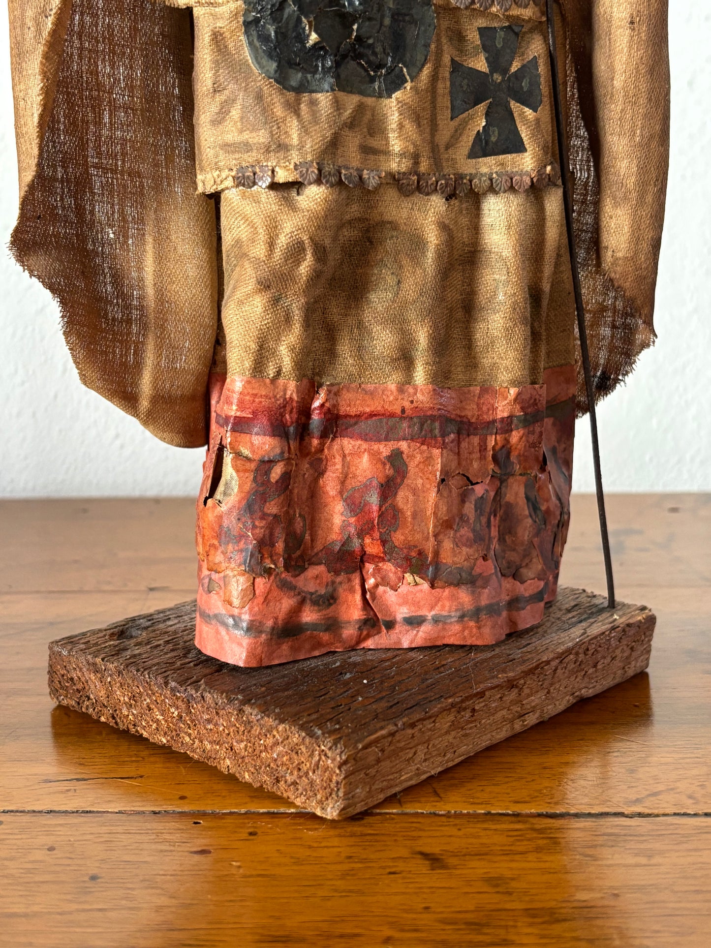 Statuetta di San Nicola in terracotta e paglia – Arte sacra popolare con decorazioni applicate