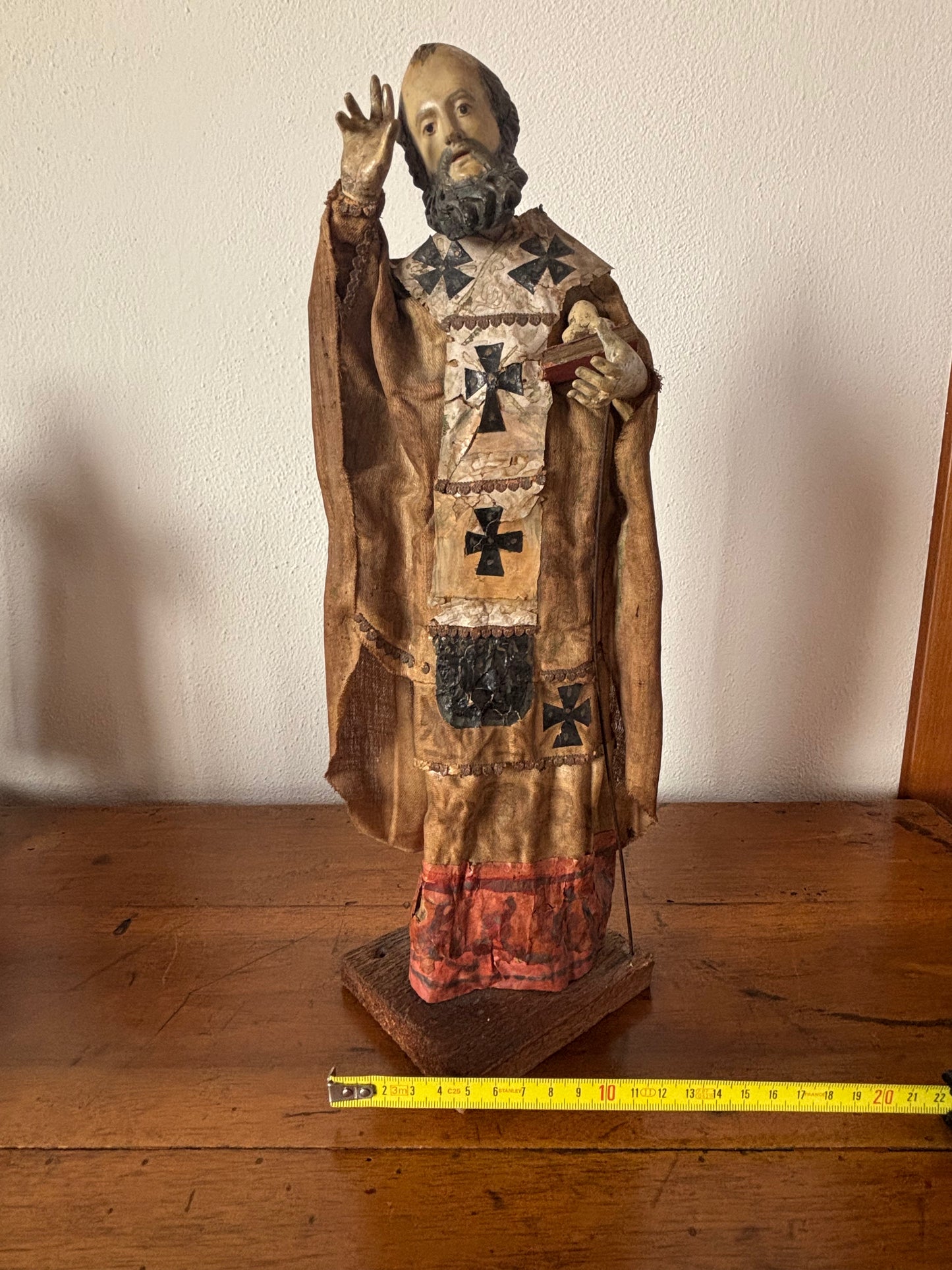 Statuetta di San Nicola in terracotta e paglia – Arte sacra popolare con decorazioni applicate