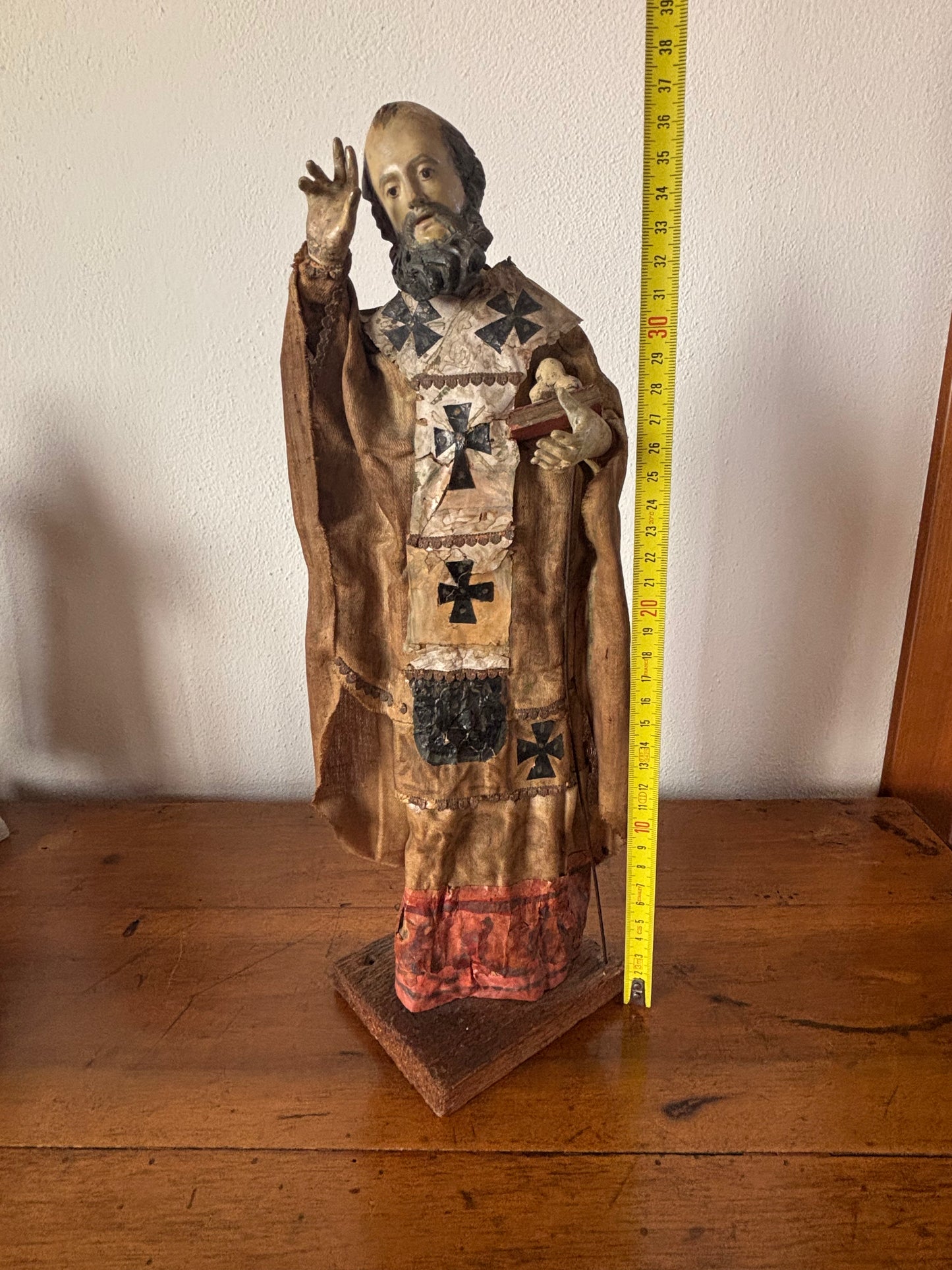 Statuetta di San Nicola in terracotta e paglia – Arte sacra popolare con decorazioni applicate