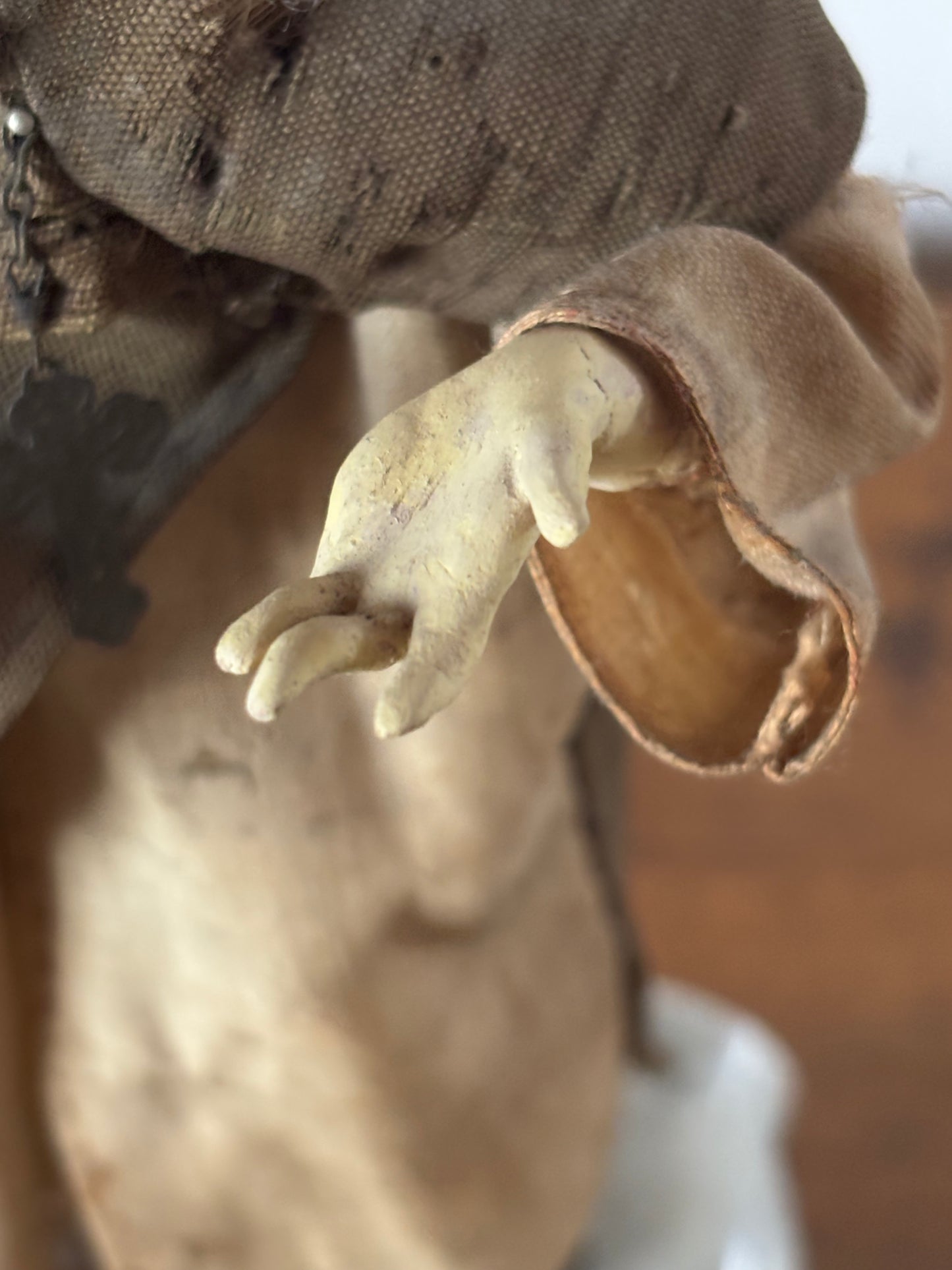 Santo in Terracotta, Paglia e Occhi di Vetro su Base in Marmo