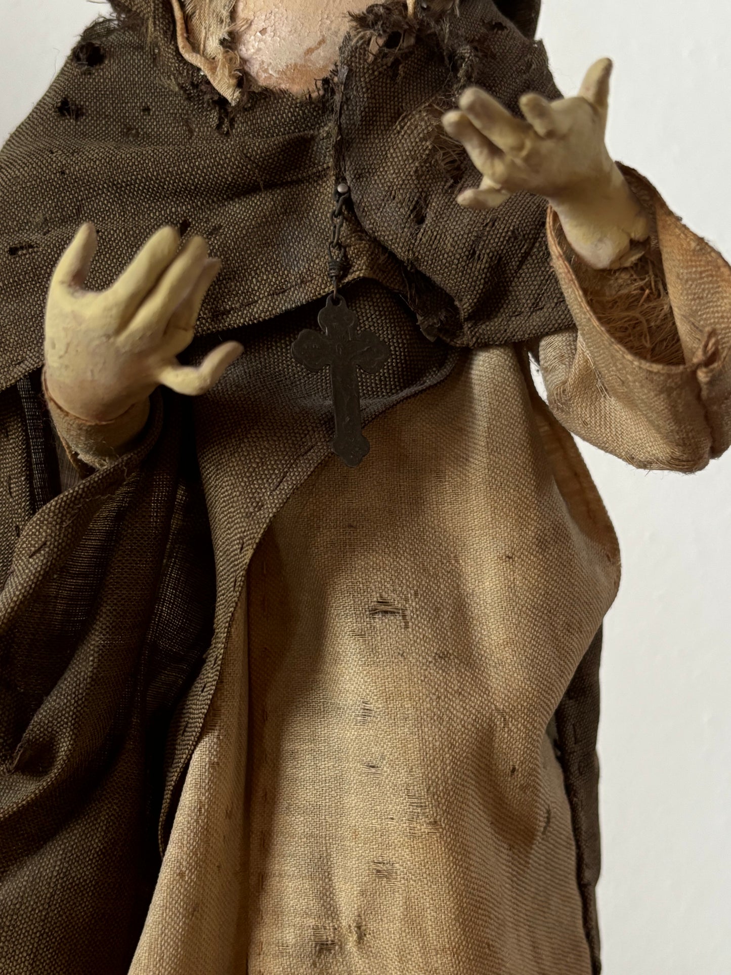 Santo in Terracotta, Paglia e Occhi di Vetro su Base in Marmo