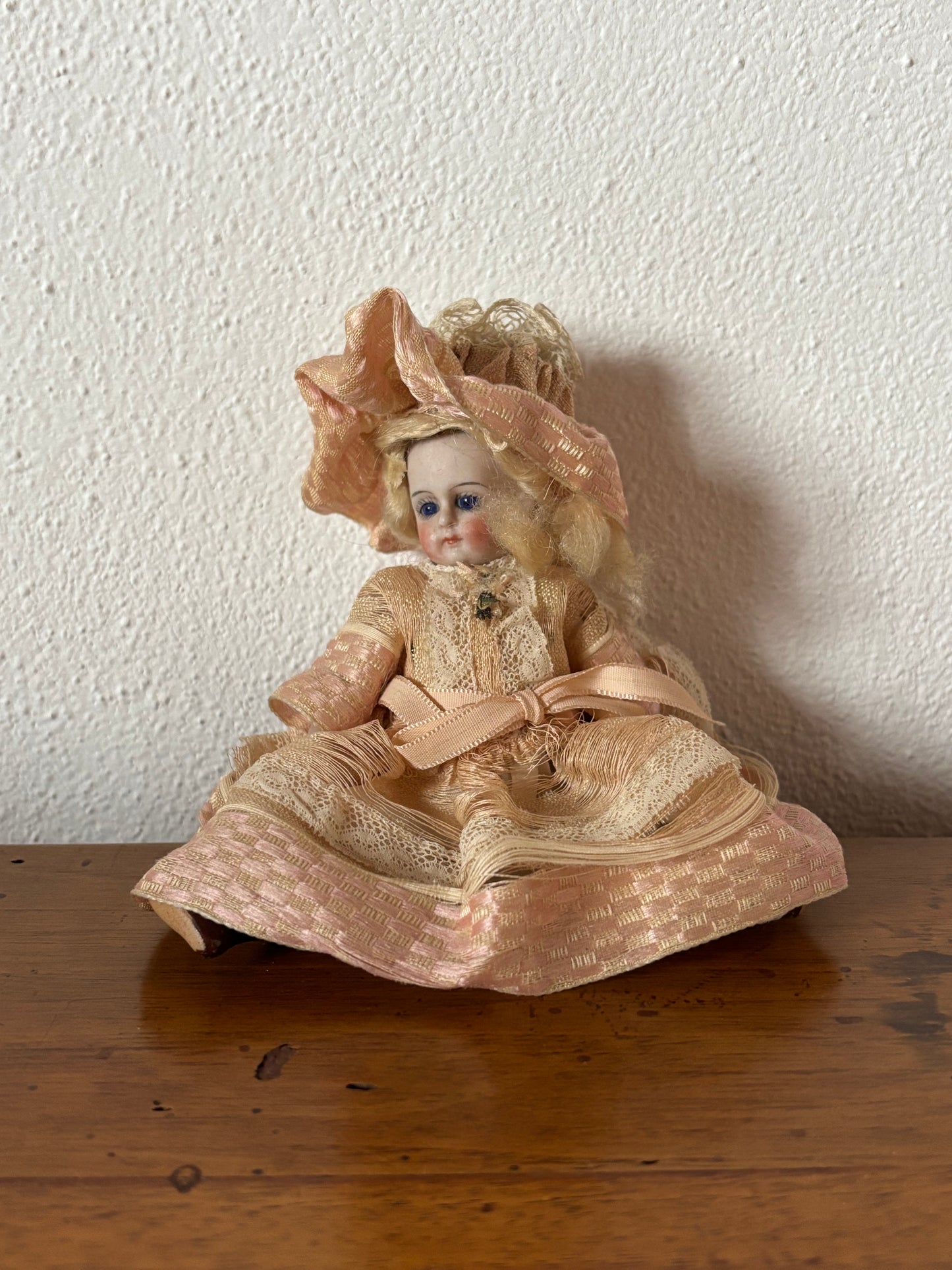 Piccola Bambola Antica in Ceramica – Eleganza d’Epoca e Fascino Vintage