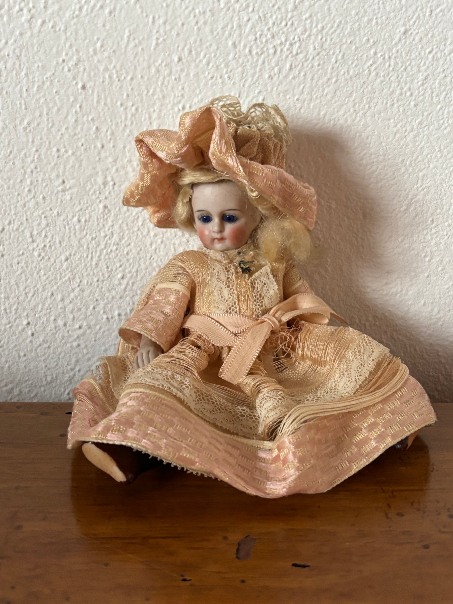 Piccola Bambola Antica in Ceramica – Eleganza d’Epoca e Fascino Vintage