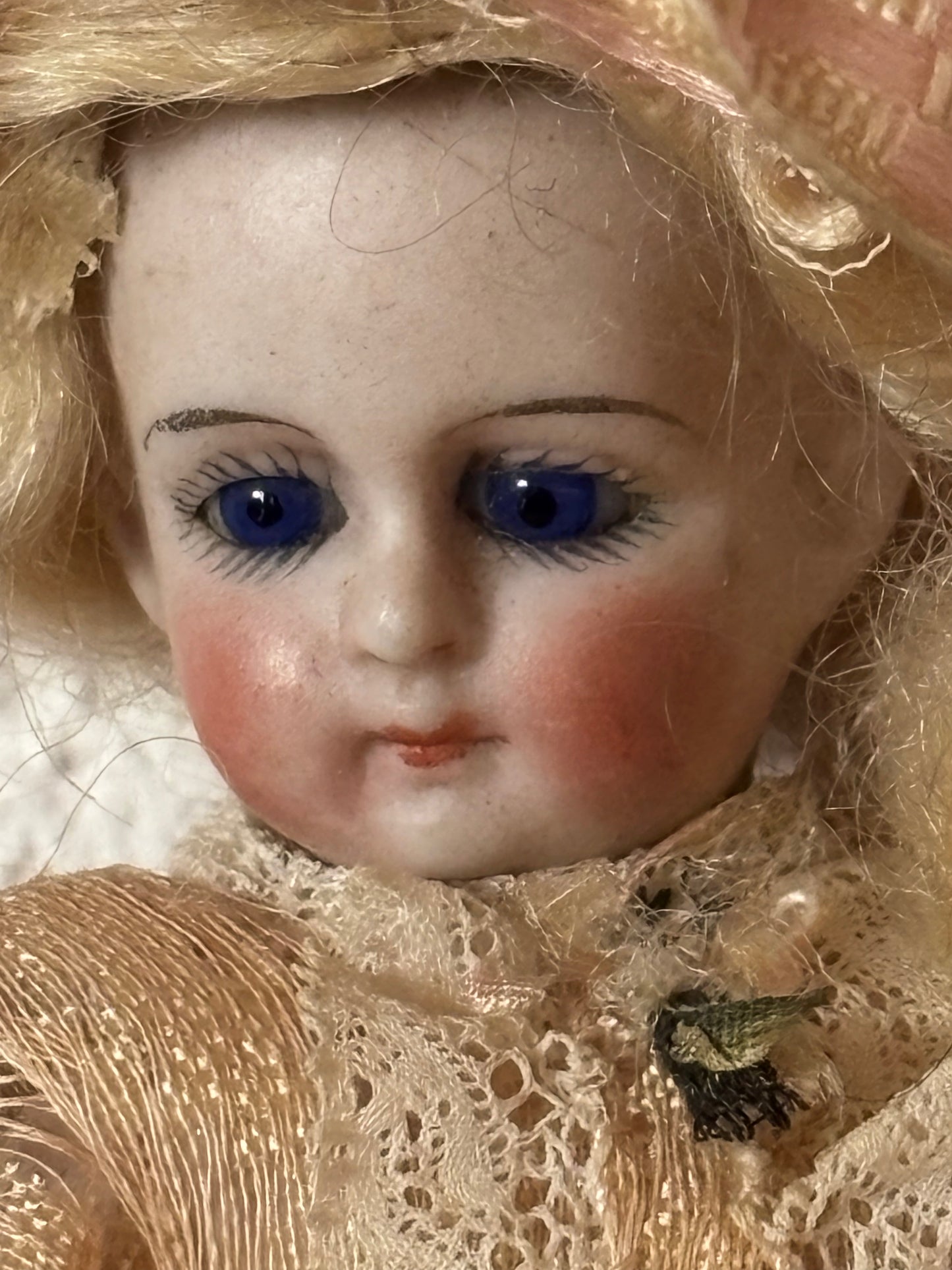Piccola Bambola Antica in Ceramica – Eleganza d’Epoca e Fascino Vintage