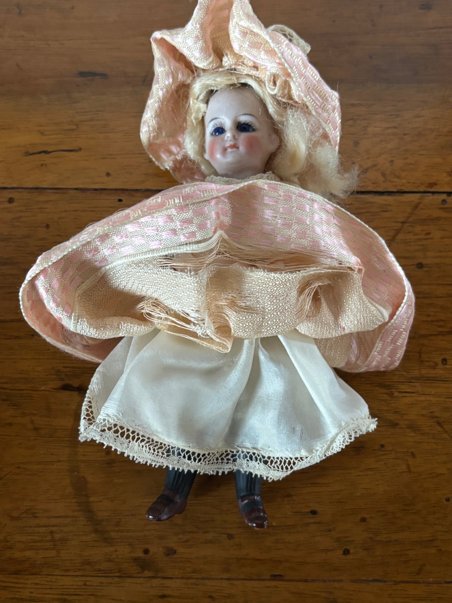 Piccola Bambola Antica in Ceramica – Eleganza d’Epoca e Fascino Vintage