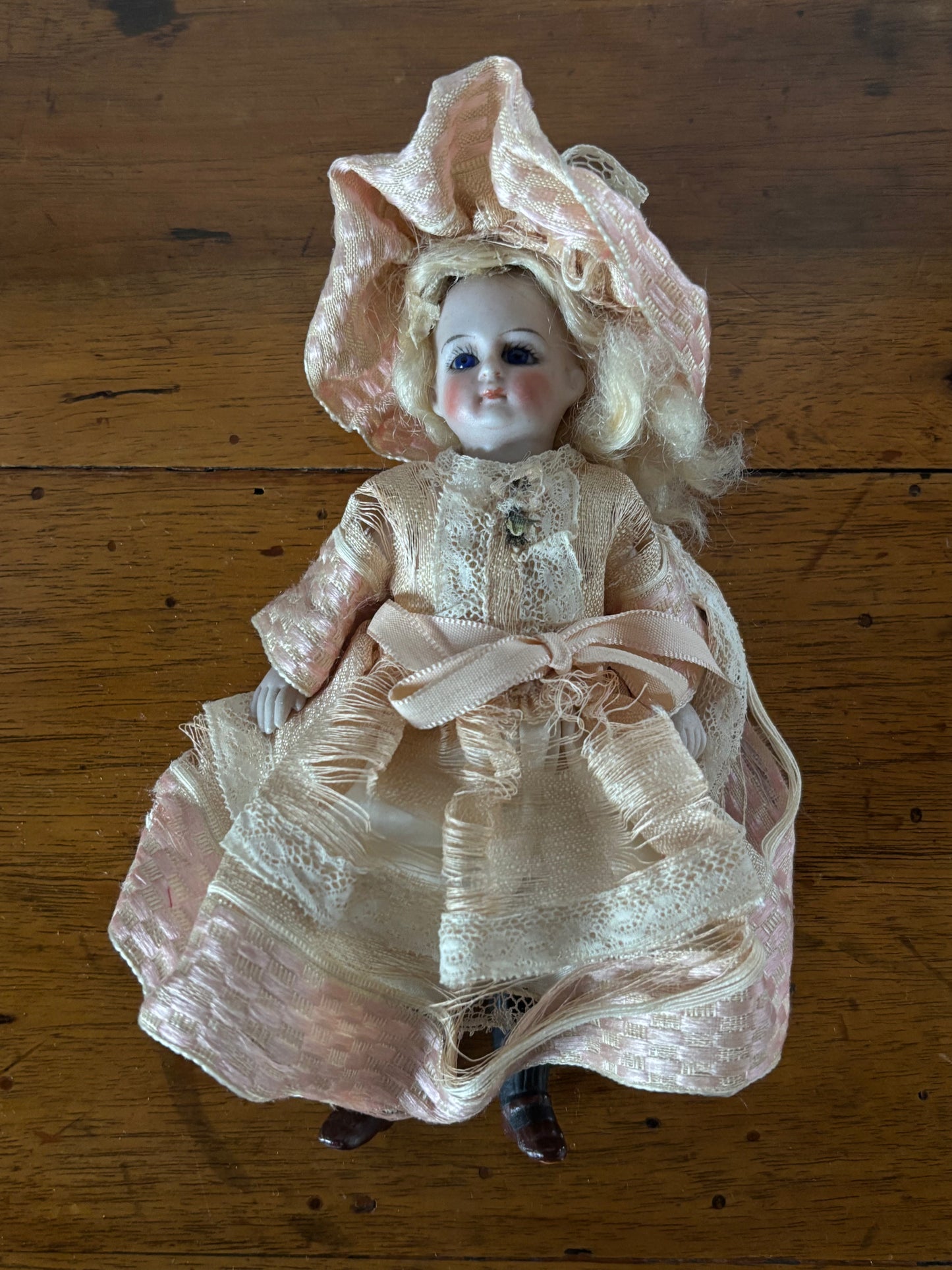 Piccola Bambola Antica in Ceramica – Eleganza d’Epoca e Fascino Vintage