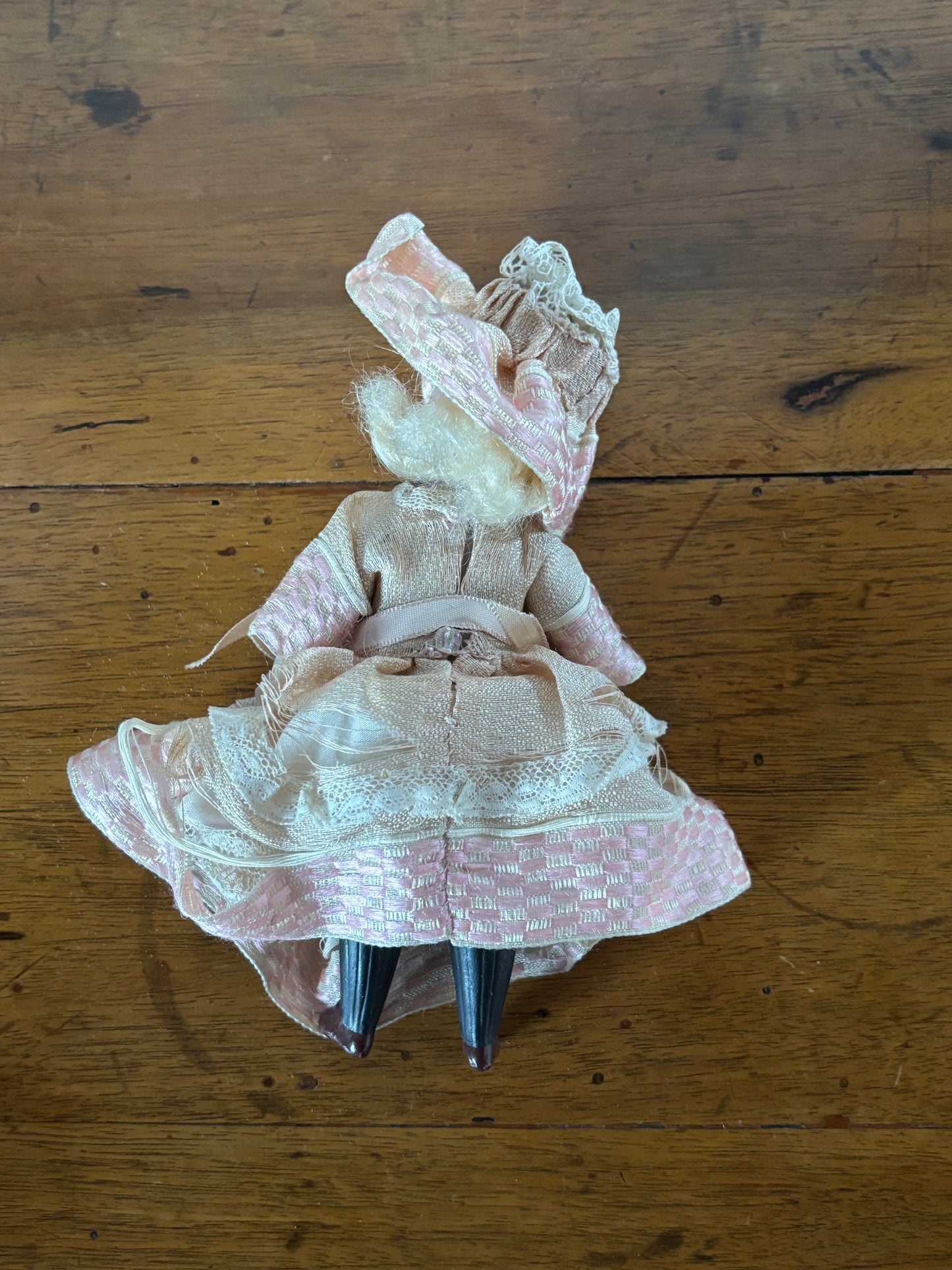 Piccola Bambola Antica in Ceramica – Eleganza d’Epoca e Fascino Vintage