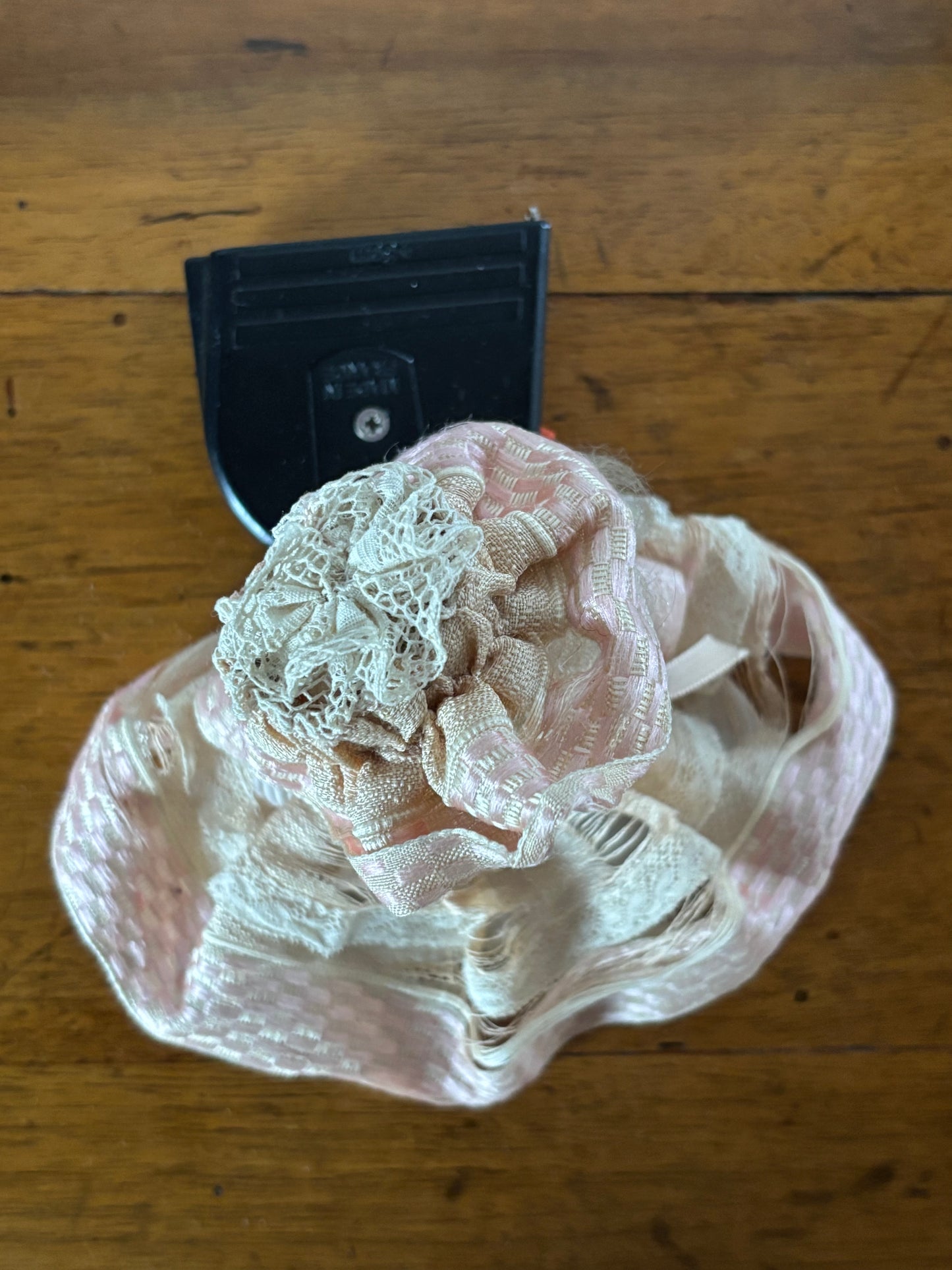 Piccola Bambola Antica in Ceramica – Eleganza d’Epoca e Fascino Vintage