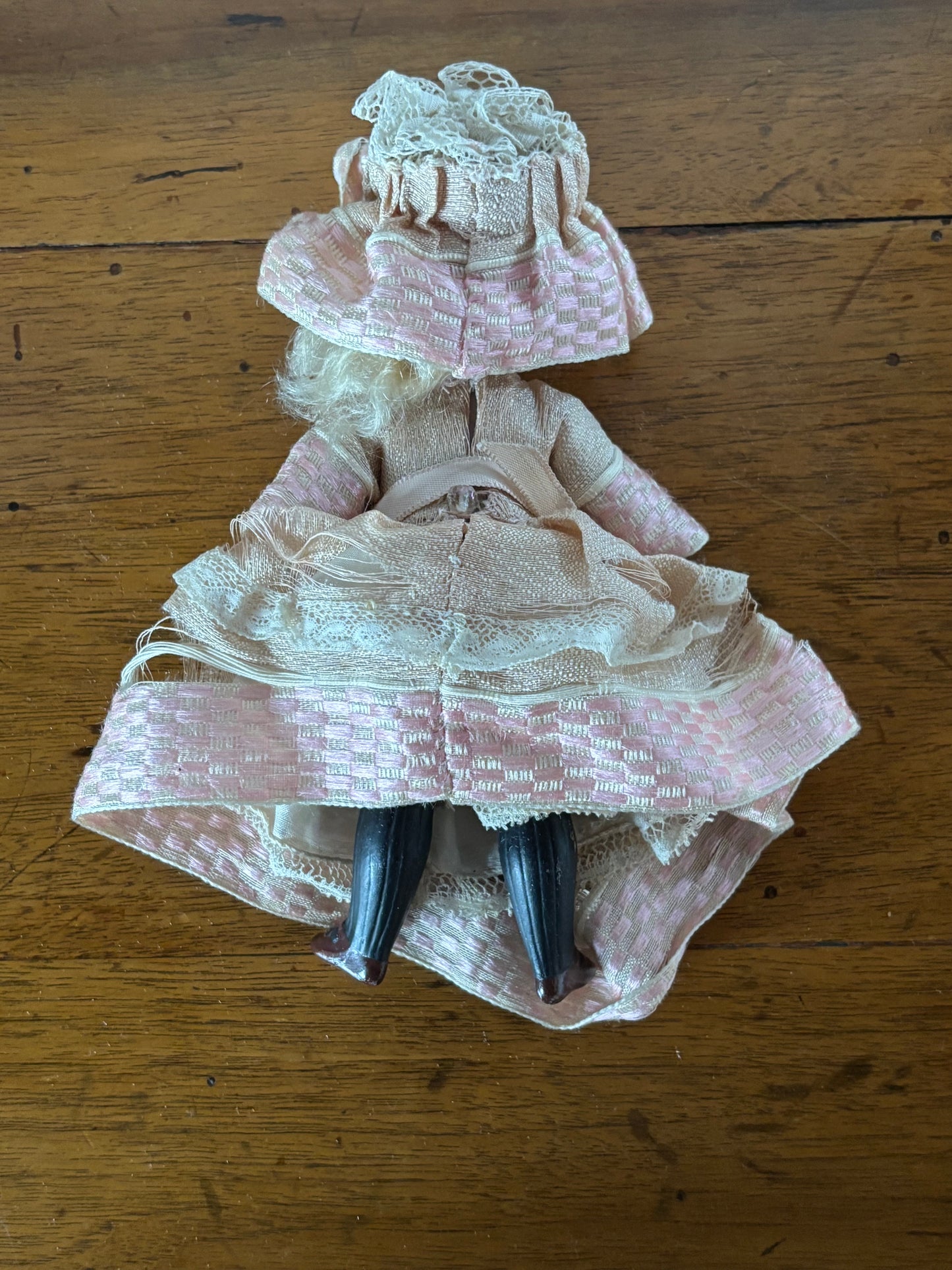 Piccola Bambola Antica in Ceramica – Eleganza d’Epoca e Fascino Vintage