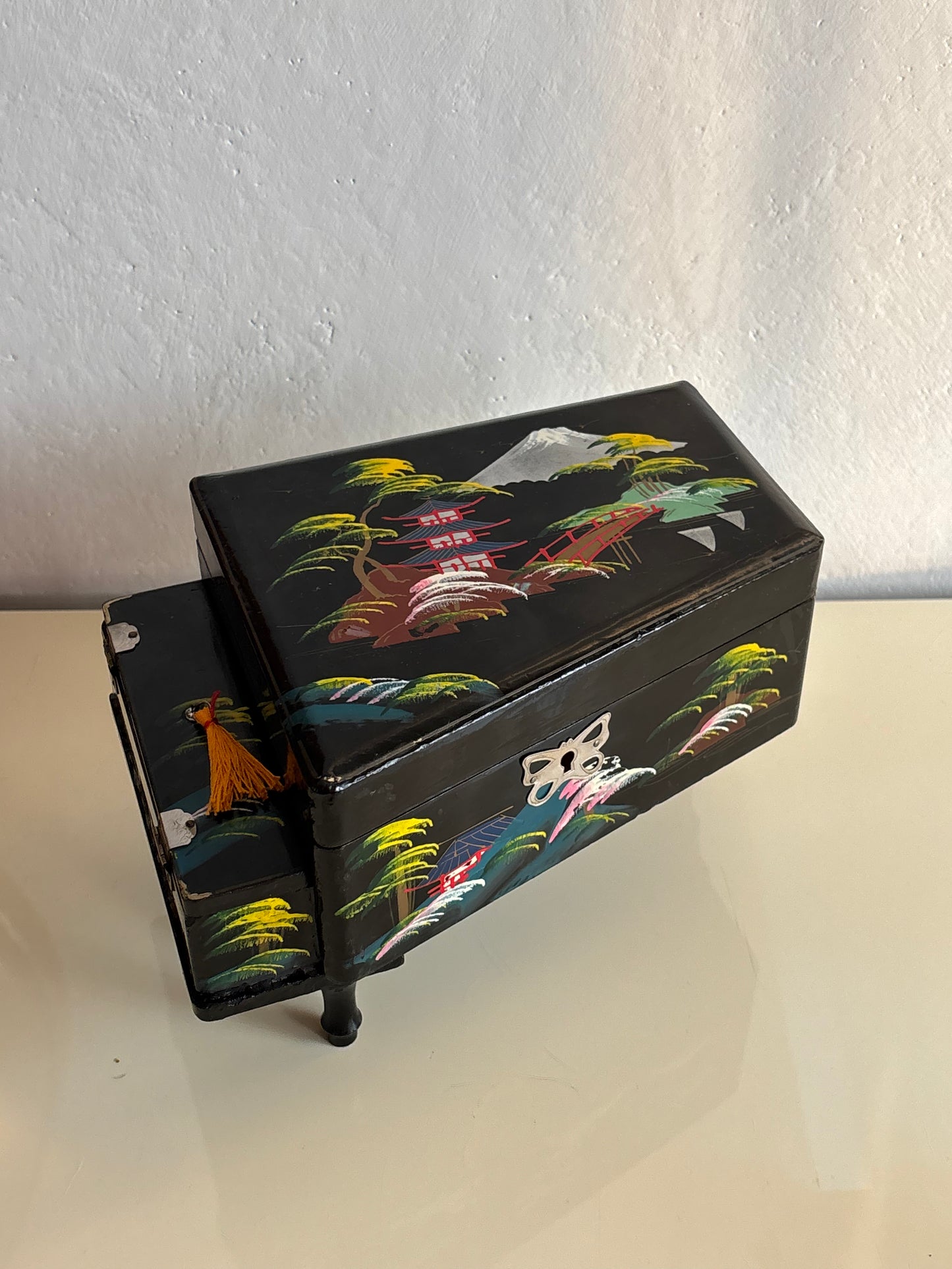 Vintage piano-shaped music box with magnetic ballerina, with key, working