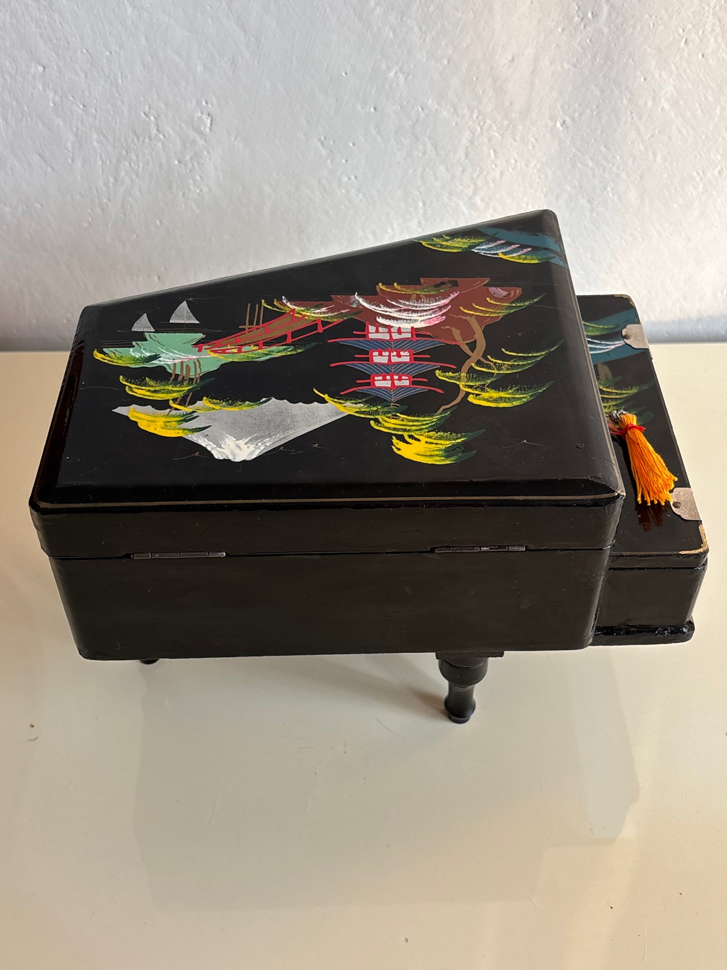 Vintage piano-shaped music box with magnetic ballerina, with key, working