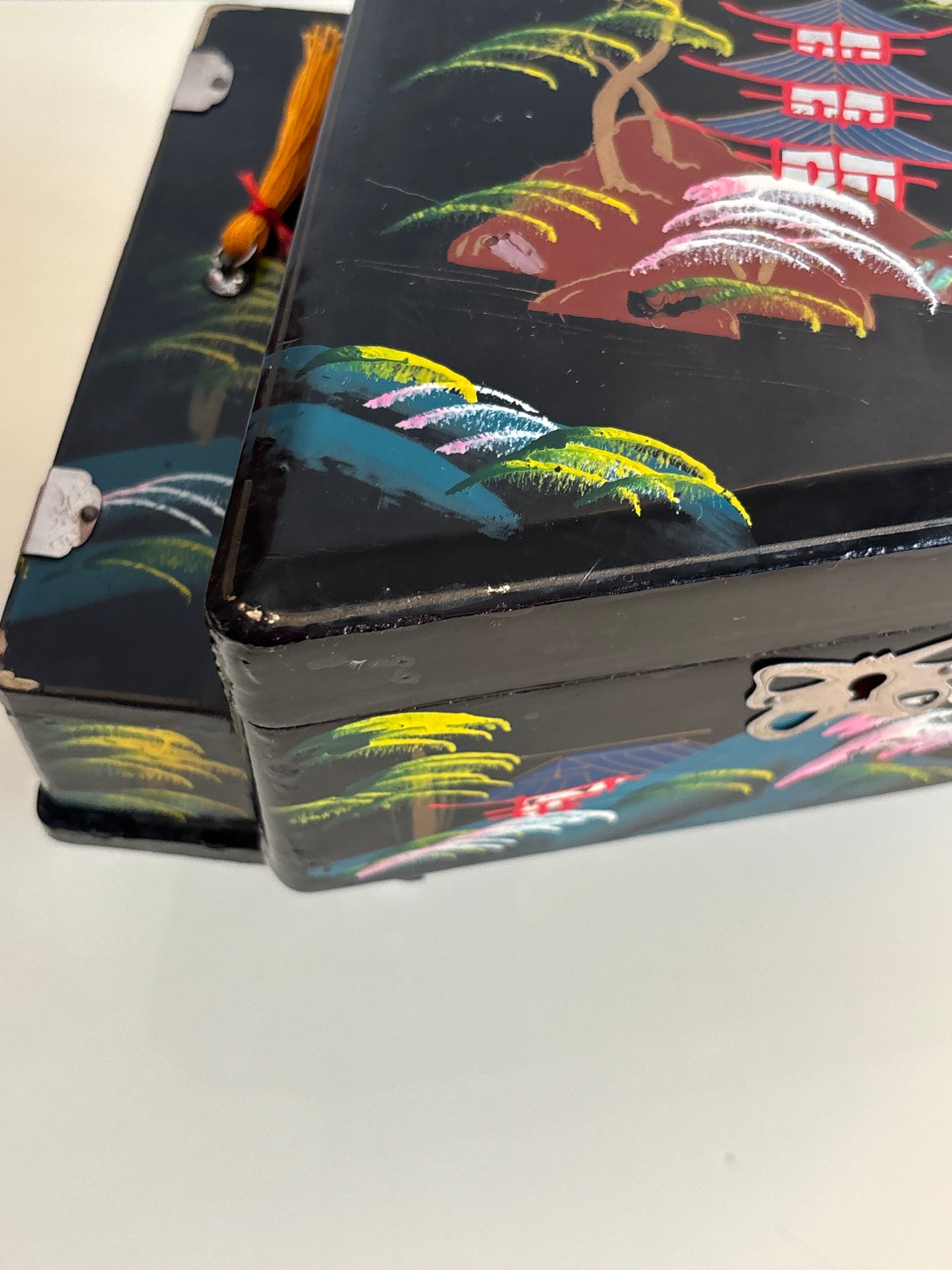 Vintage piano-shaped music box with magnetic ballerina, with key, working