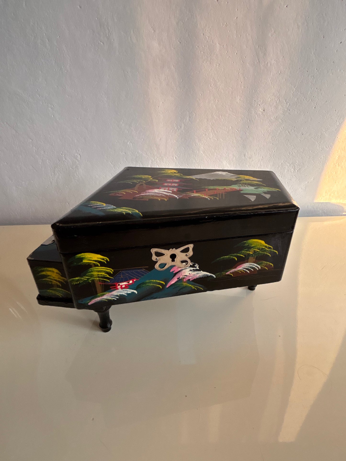 Vintage piano-shaped music box with magnetic ballerina, with key, working