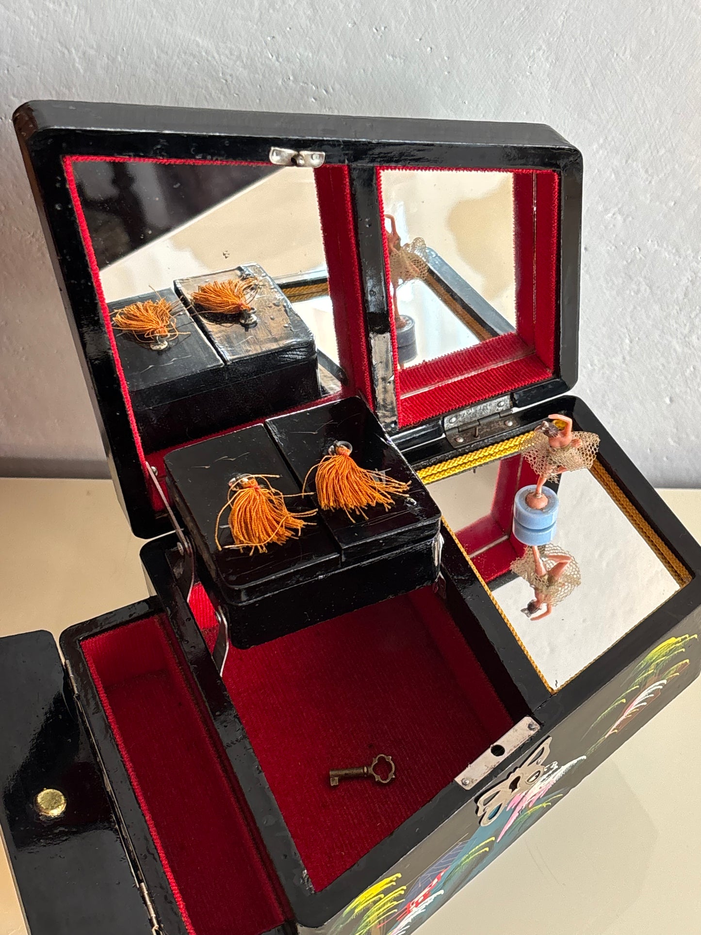 Carillon vintage a forma di pianoforte con ballerina magnetica, funzionante con chiave