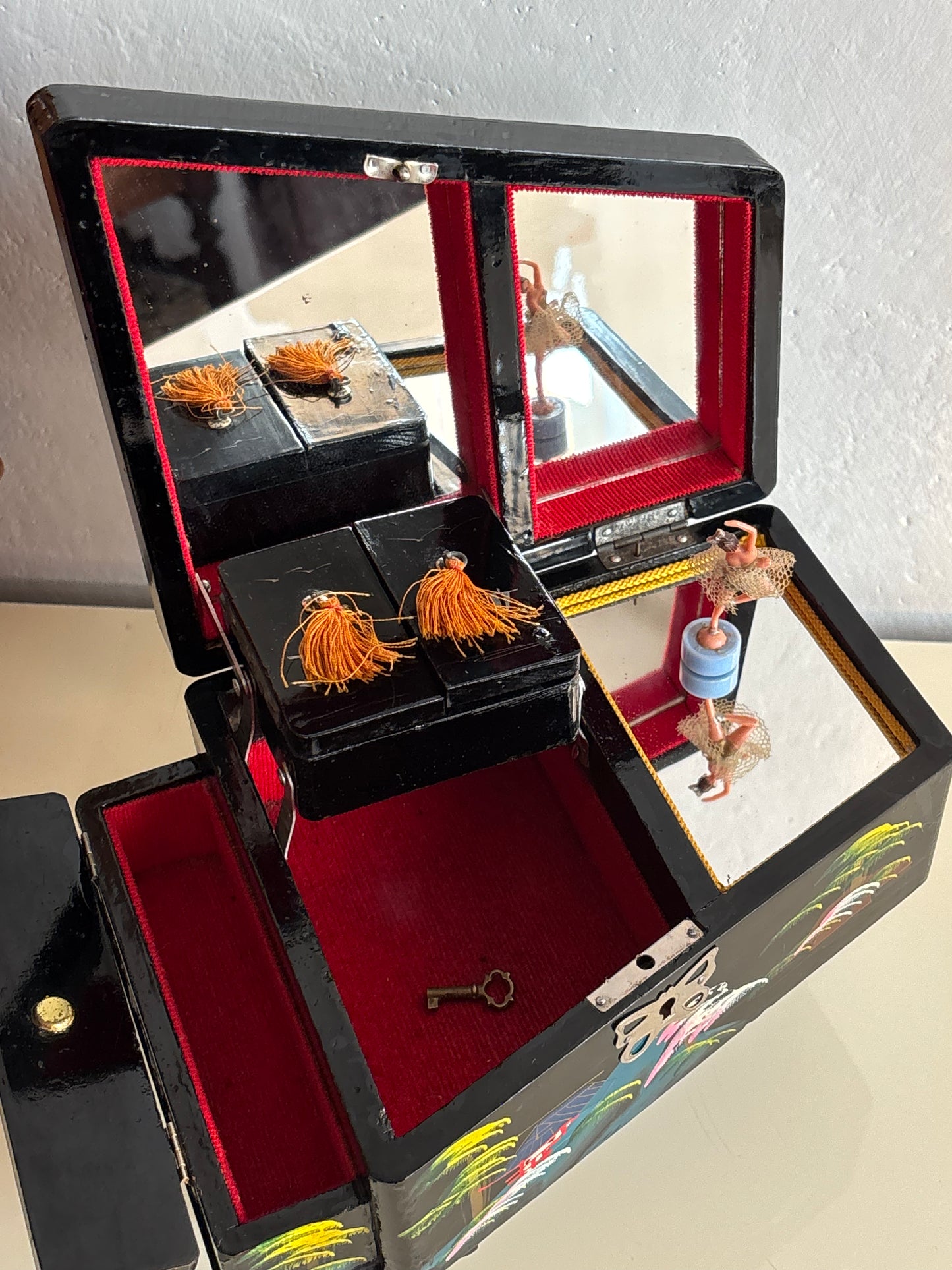 Vintage piano-shaped music box with magnetic ballerina, with key, working