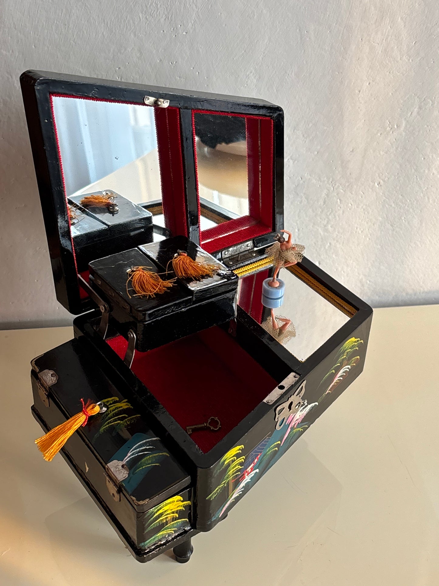 Vintage piano-shaped music box with magnetic ballerina, with key, working