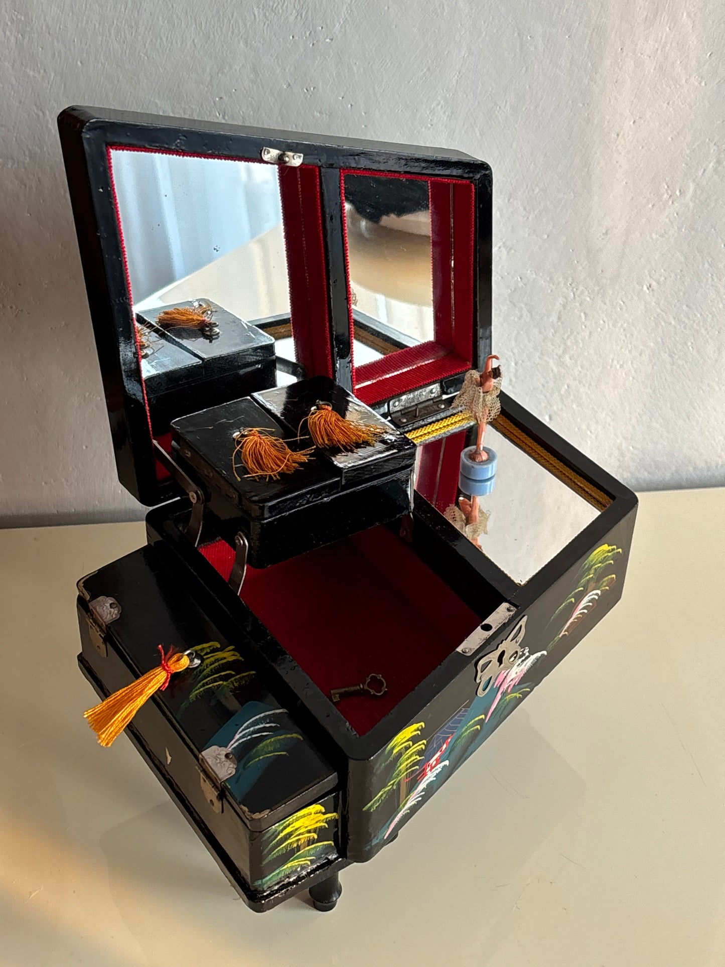 Vintage piano-shaped music box with magnetic ballerina, with key, working