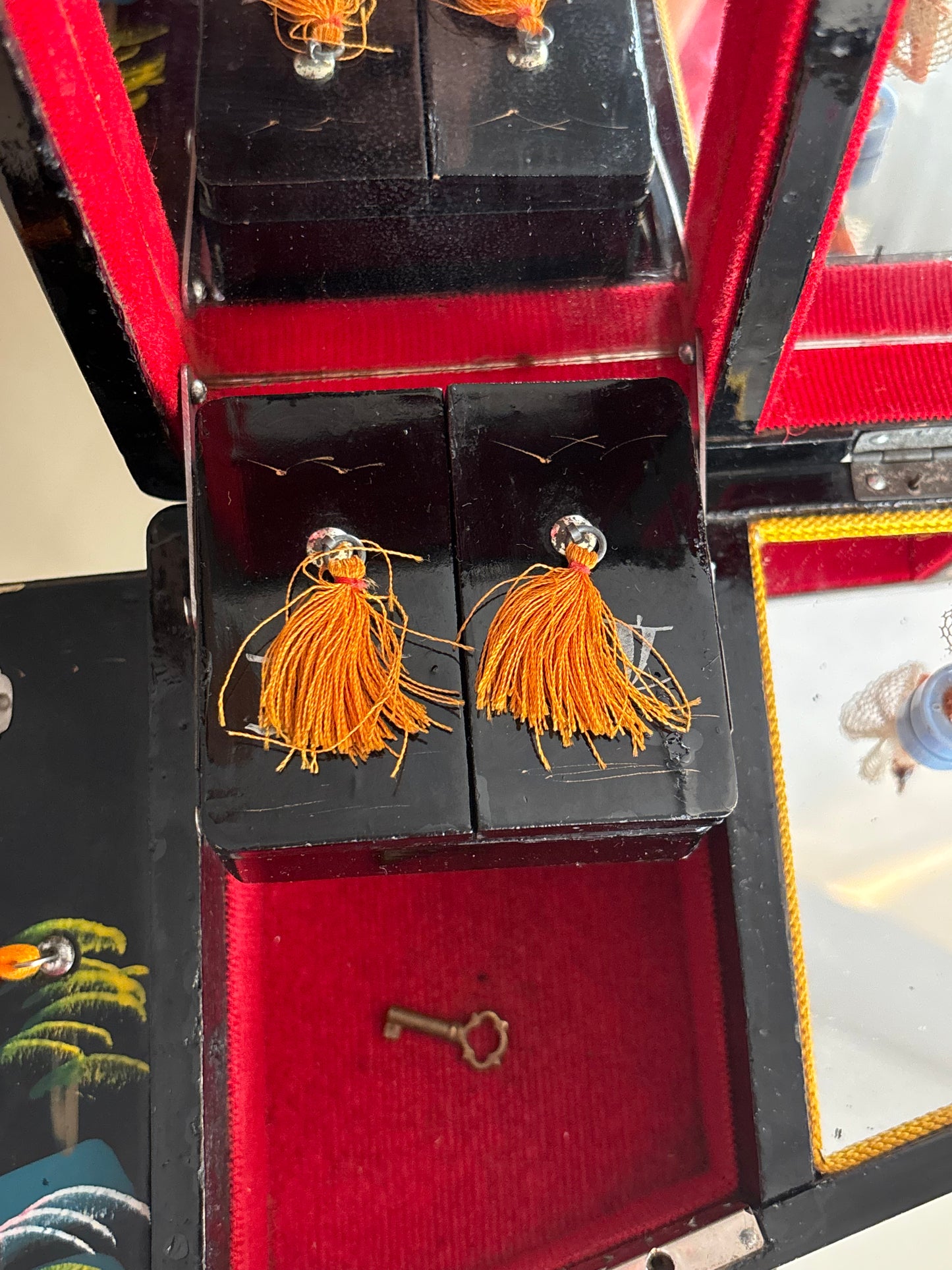 Vintage piano-shaped music box with magnetic ballerina, with key, working