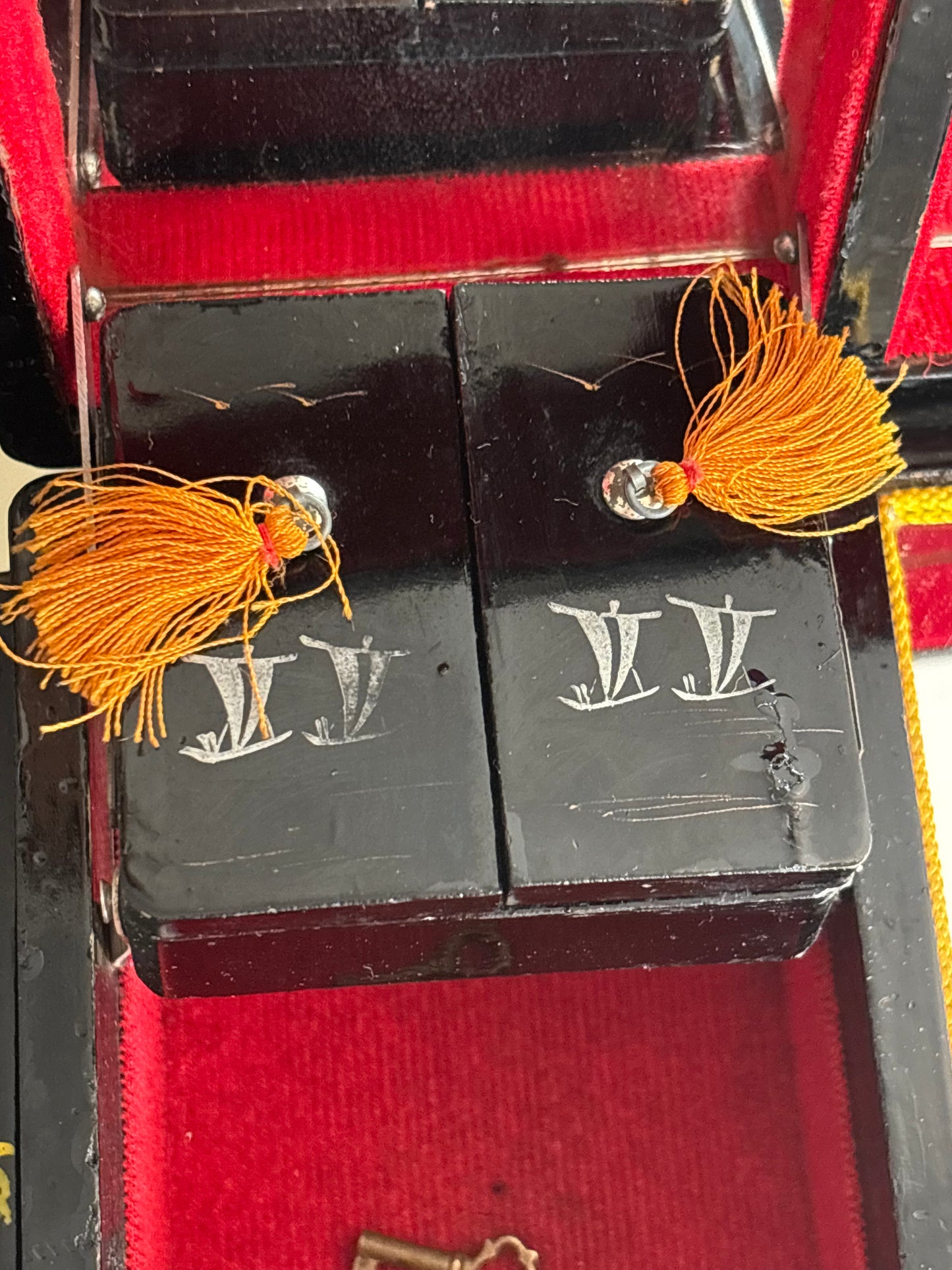 Vintage piano-shaped music box with magnetic ballerina, with key, working