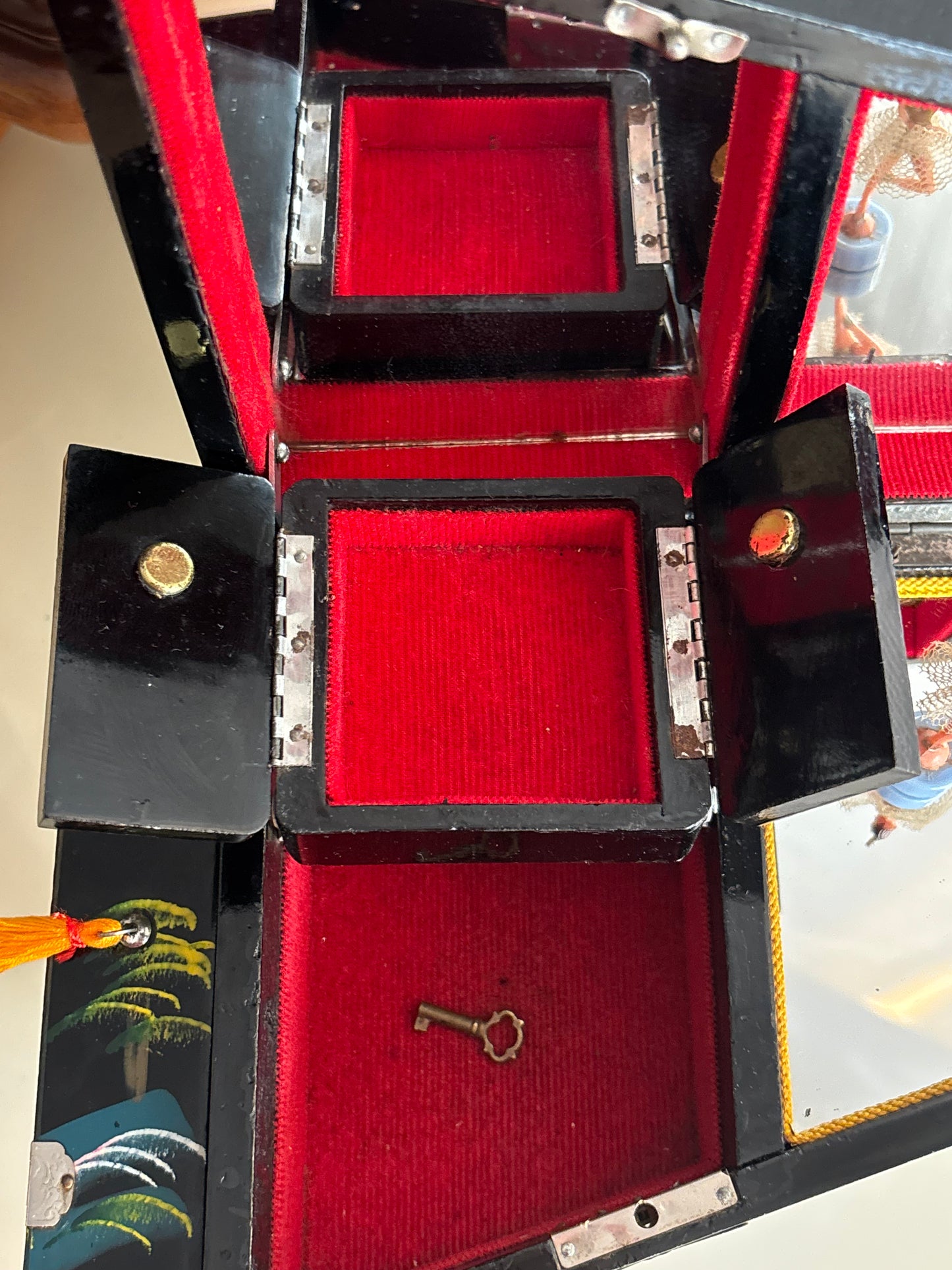 Vintage piano-shaped music box with magnetic ballerina, with key, working