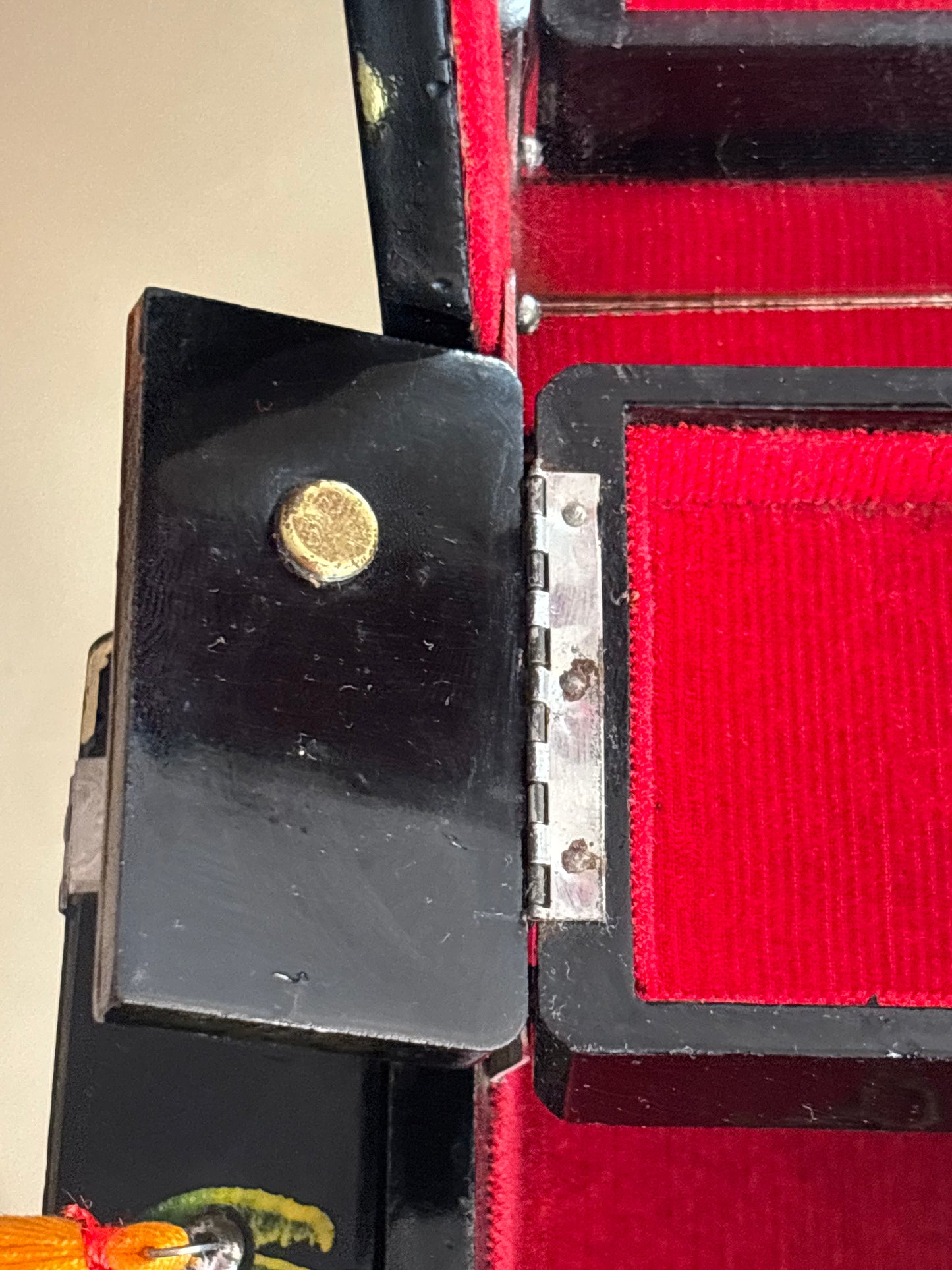 Carillon vintage a forma di pianoforte con ballerina magnetica, funzionante con chiave