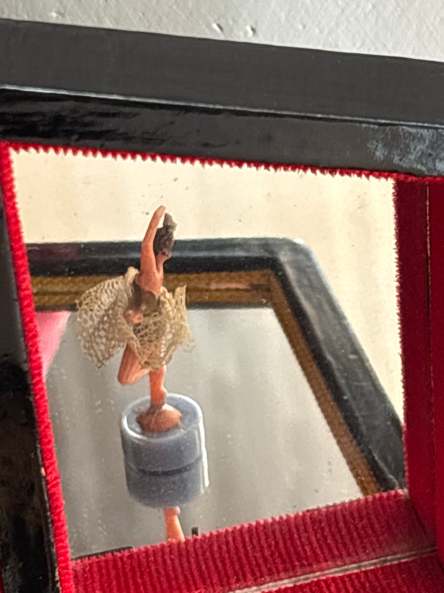 Vintage piano-shaped music box with magnetic ballerina, with key, working