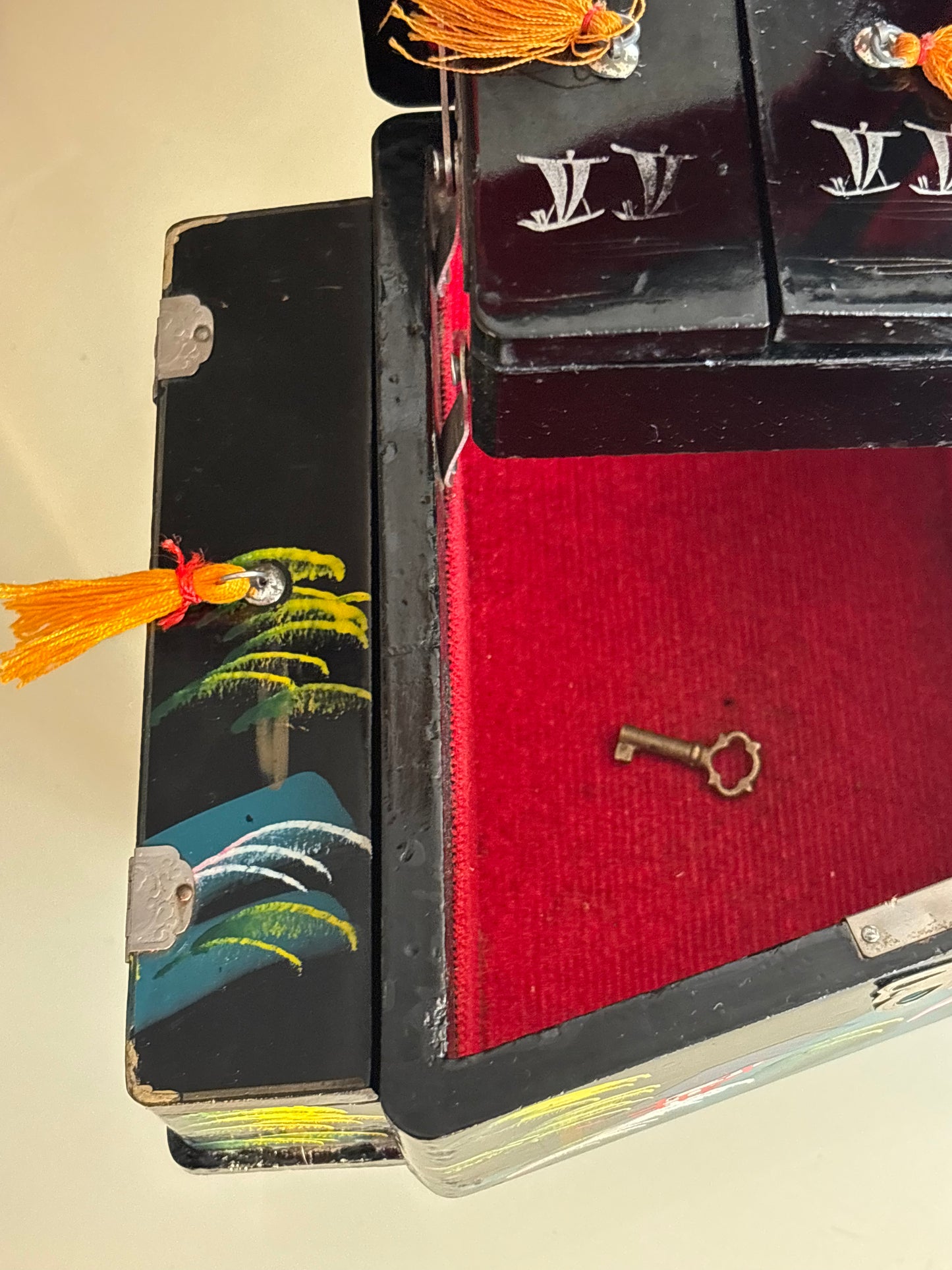 Vintage piano-shaped music box with magnetic ballerina, with key, working