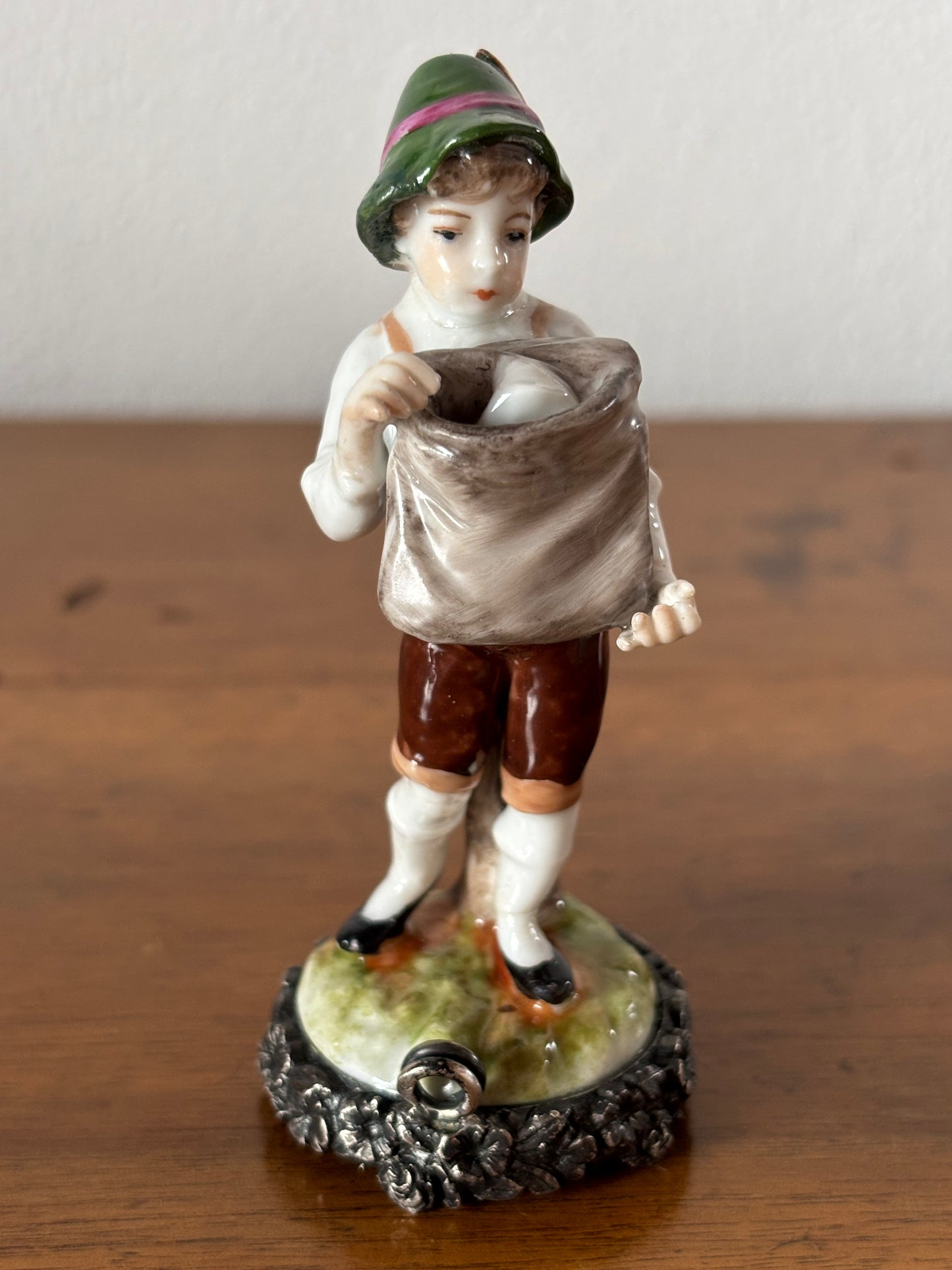 Statuetta di Postino in Ceramica con Base in Argento 800 – Pezzo Vintage da Collezione