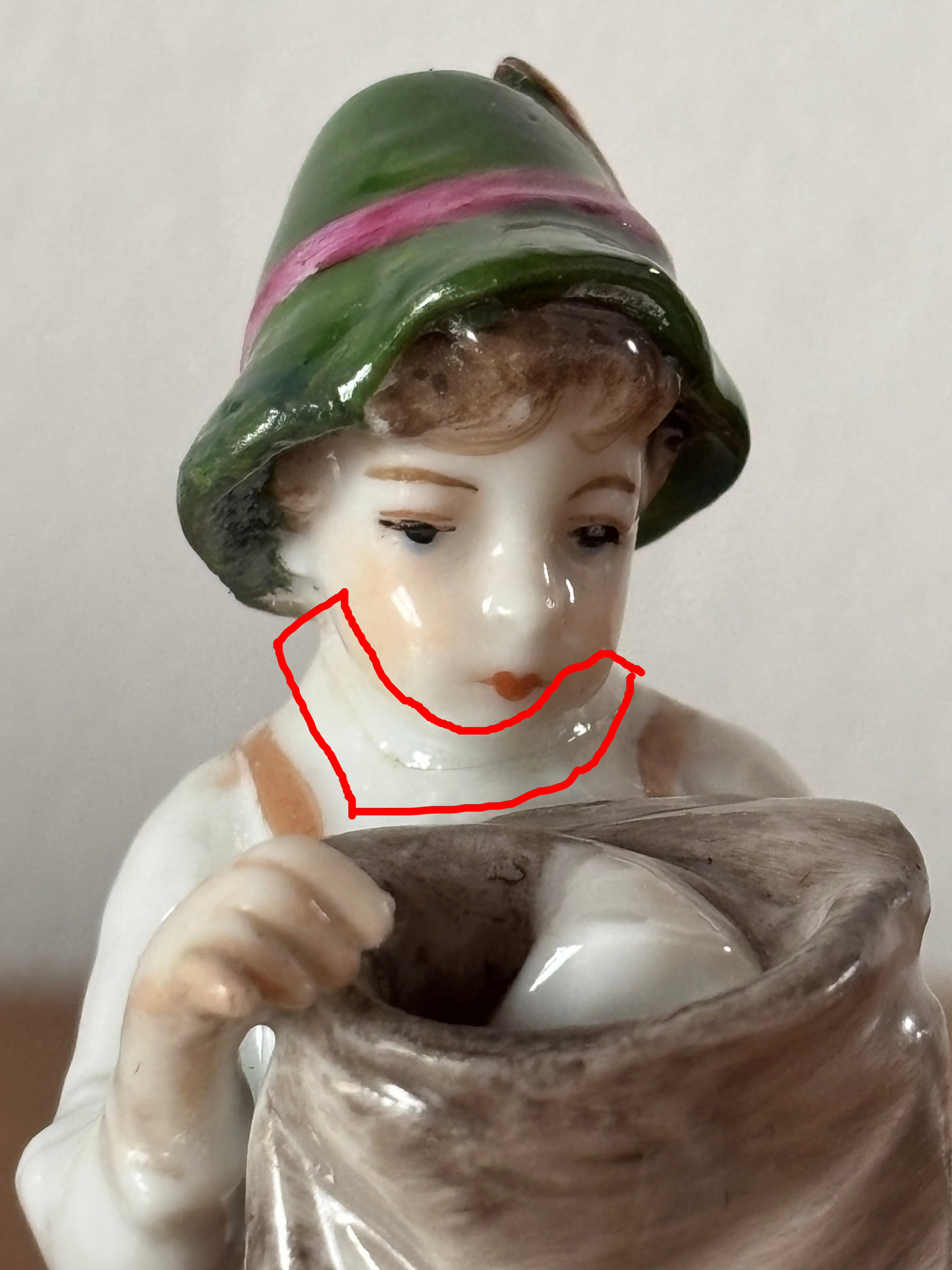 Statuetta di Postino in Ceramica con Base in Argento 800 – Pezzo Vintage da Collezione