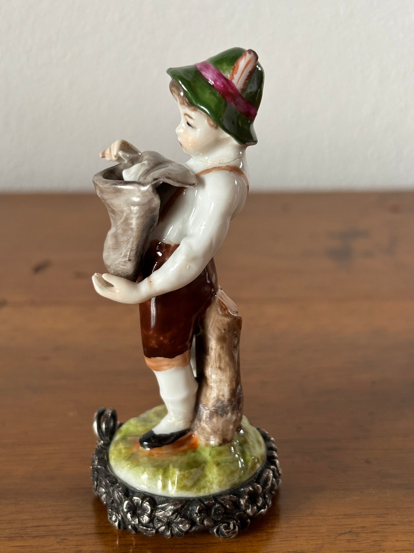 Statuetta di Postino in Ceramica con Base in Argento 800 – Pezzo Vintage da Collezione