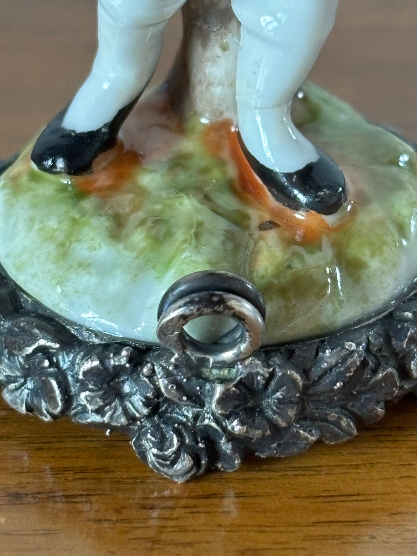 Statuetta di Postino in Ceramica con Base in Argento 800 – Pezzo Vintage da Collezione