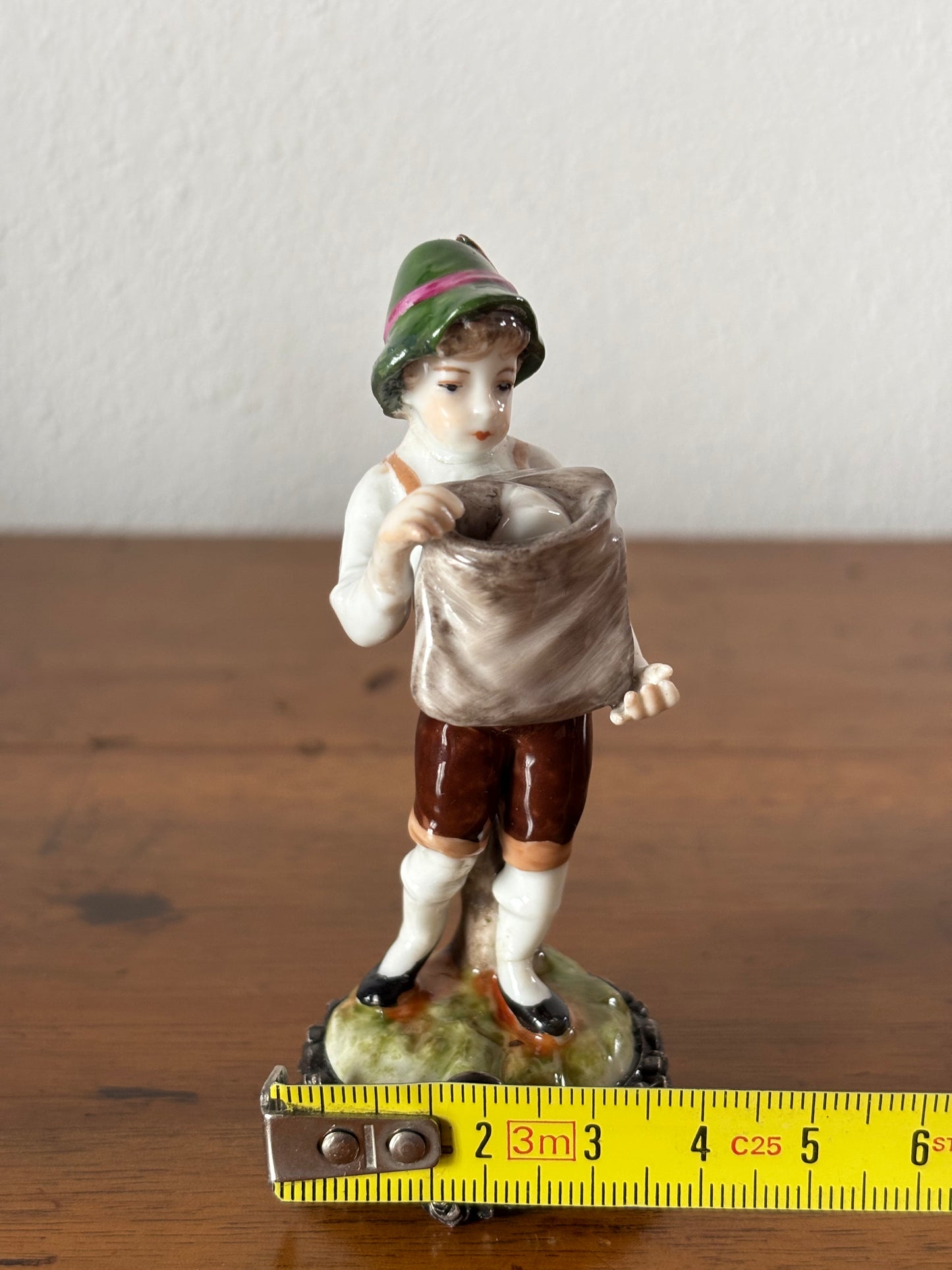 Statuetta di Postino in Ceramica con Base in Argento 800 – Pezzo Vintage da Collezione