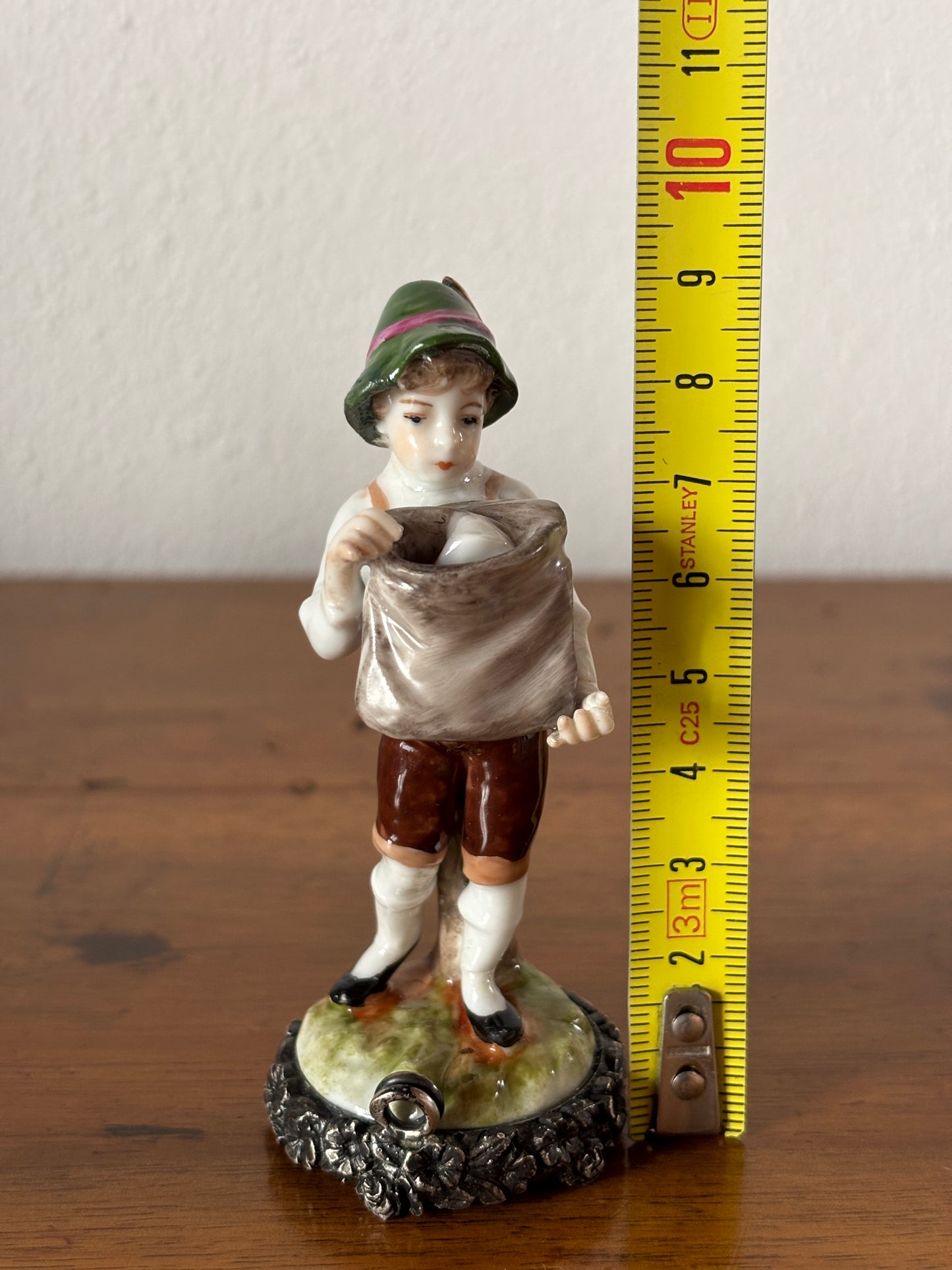 Statuetta di Postino in Ceramica con Base in Argento 800 – Pezzo Vintage da Collezione