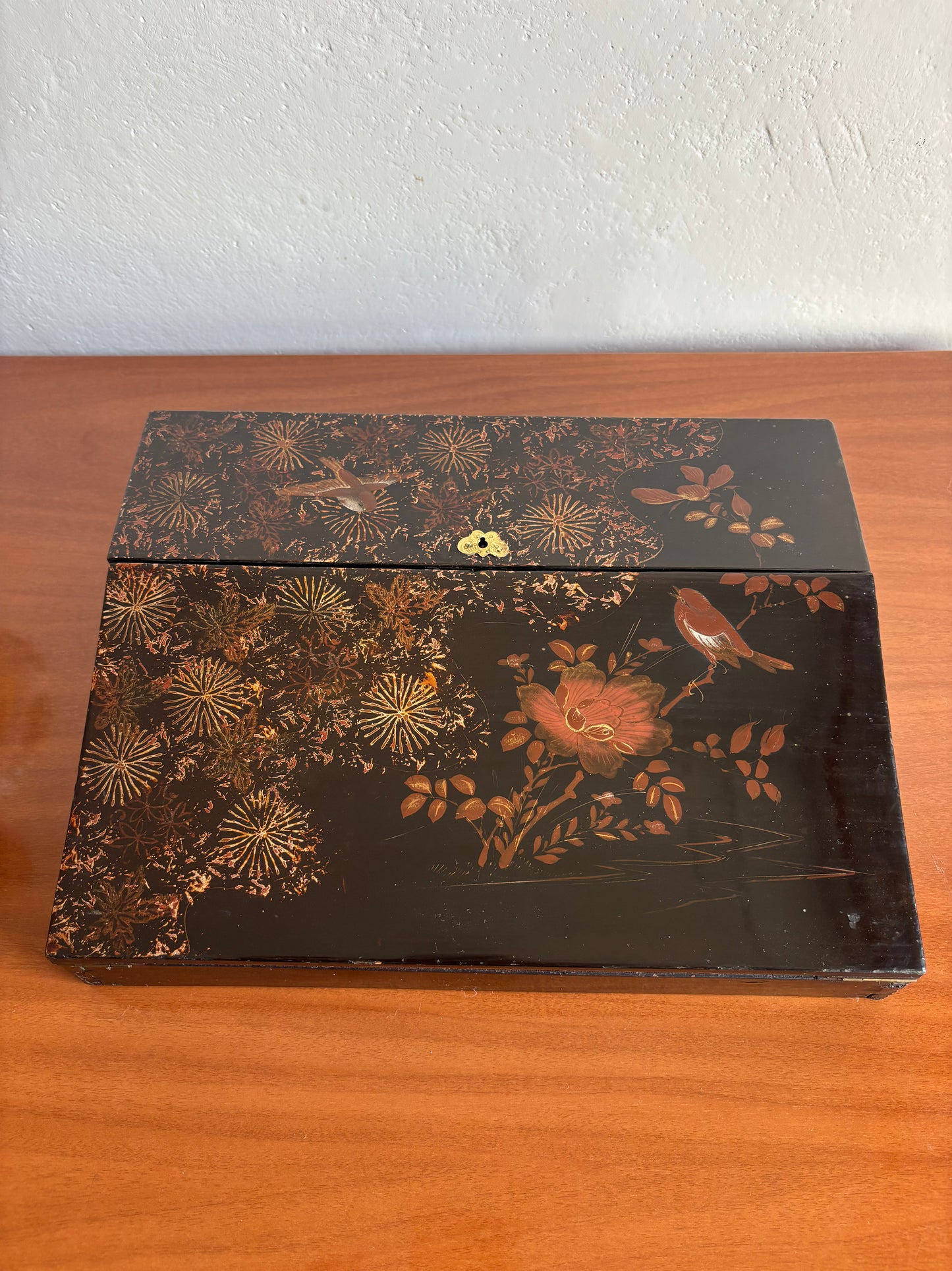 Scrittoio Portatile Asiatico Antico in Legno Laccato con Decorazioni Floreali e Uccelli | Writing Slope da Viaggio