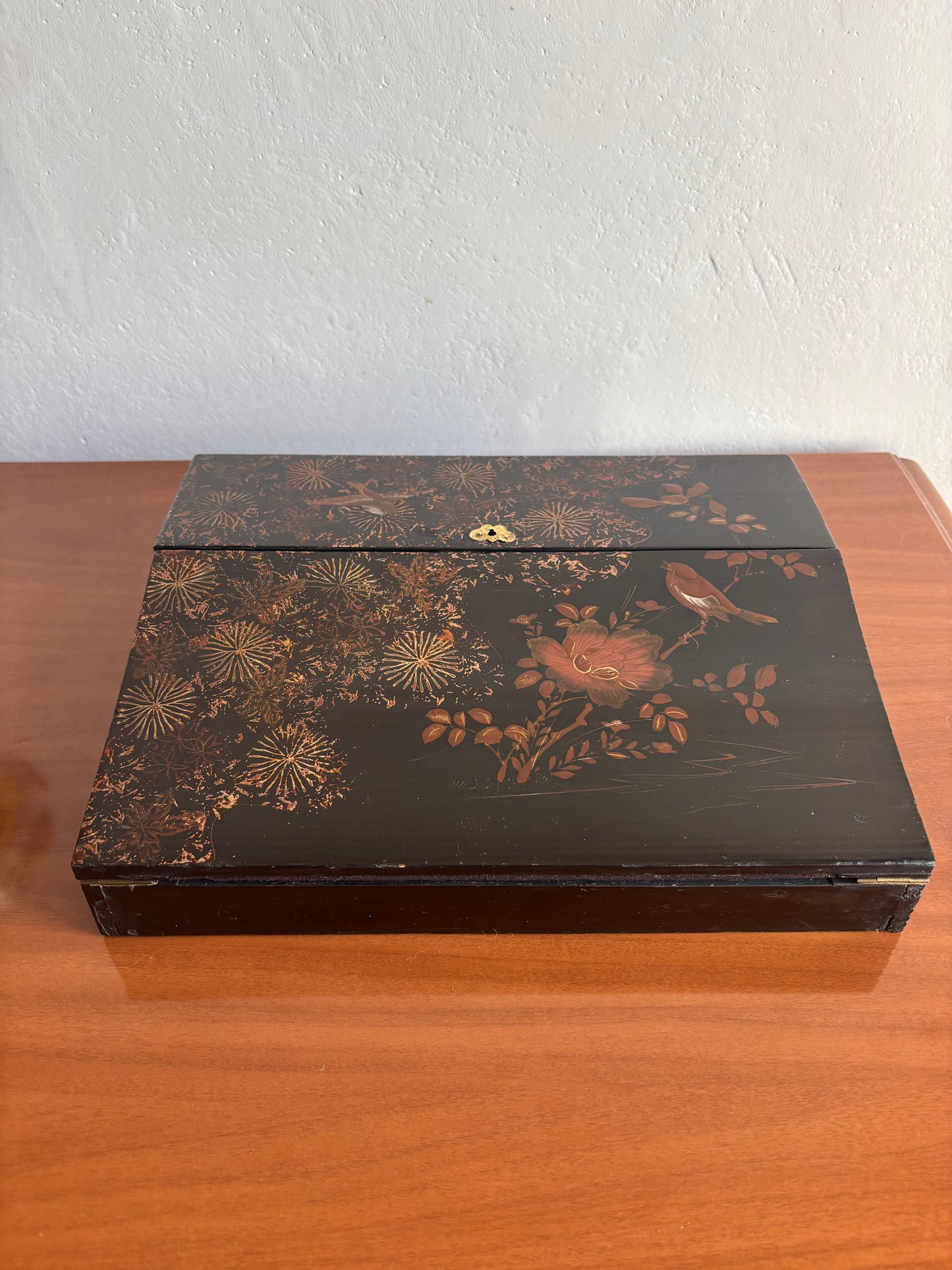 Scrittoio Portatile Asiatico Antico in Legno Laccato con Decorazioni Floreali e Uccelli | Writing Slope da Viaggio