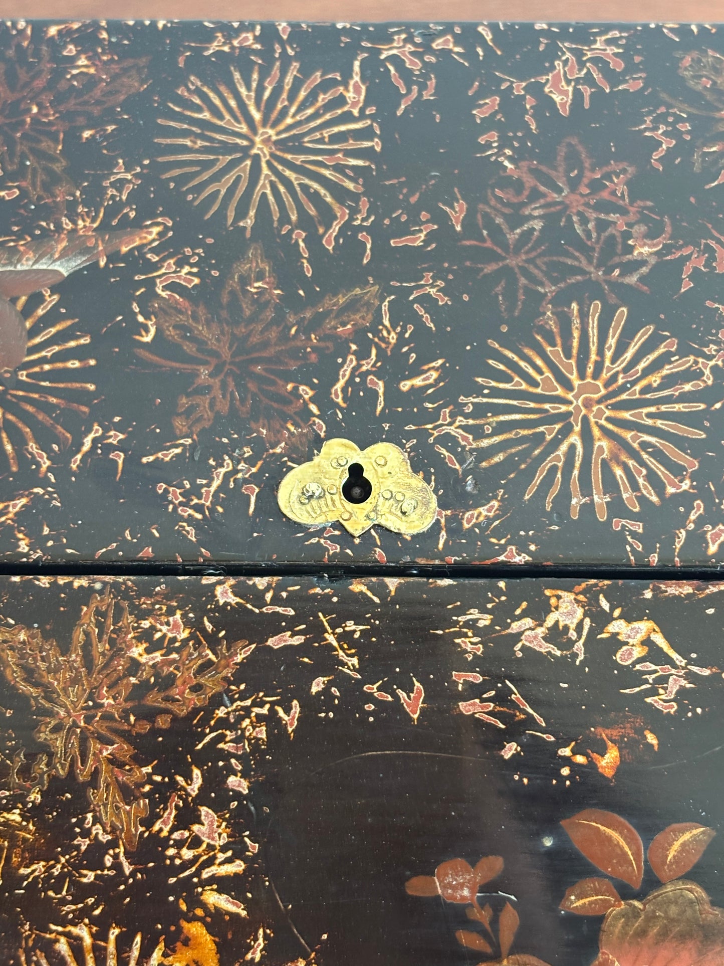 Scrittoio Portatile Asiatico Antico in Legno Laccato con Decorazioni Floreali e Uccelli | Writing Slope da Viaggio