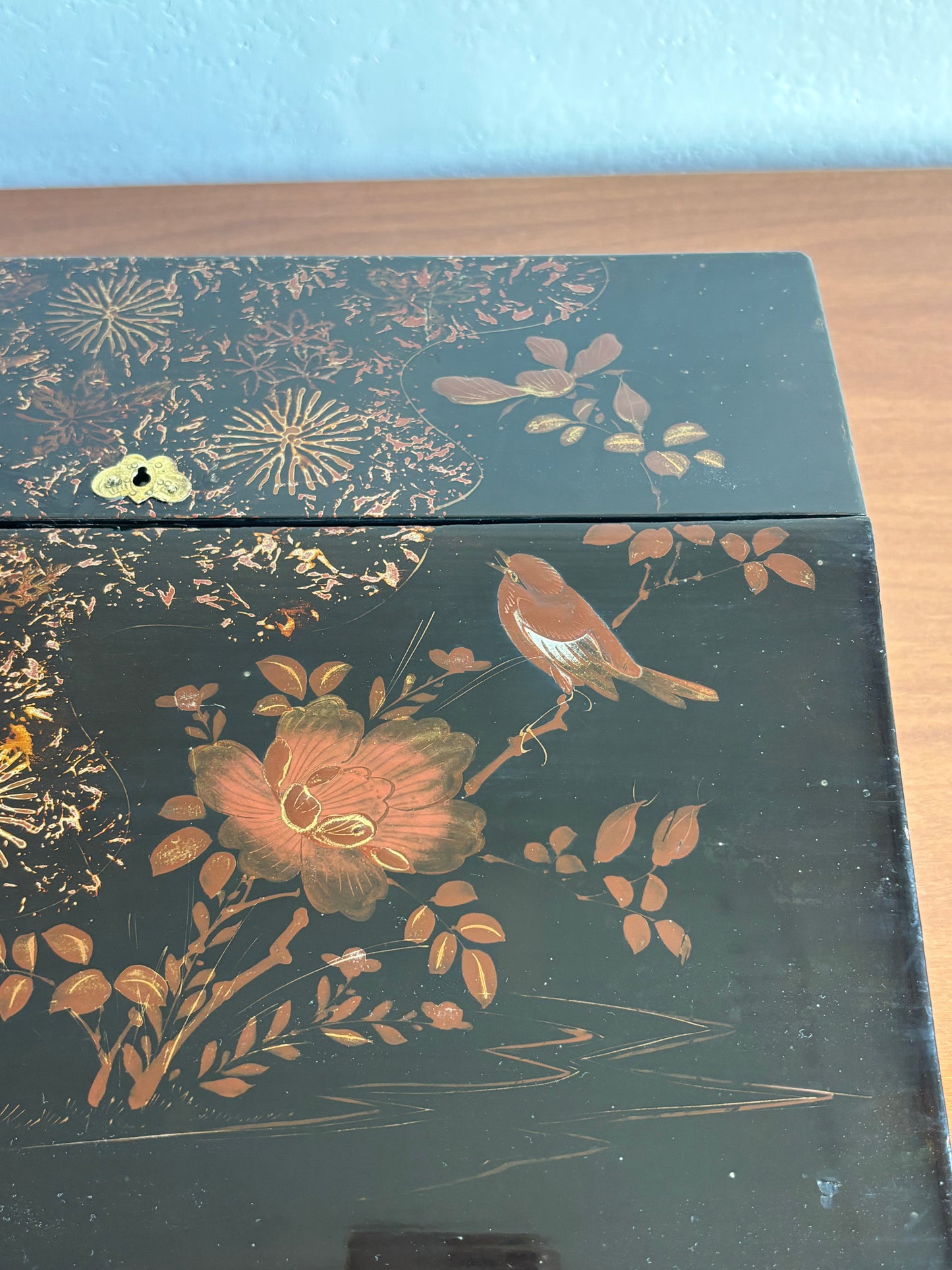 Scrittoio Portatile Asiatico Antico in Legno Laccato con Decorazioni Floreali e Uccelli | Writing Slope da Viaggio