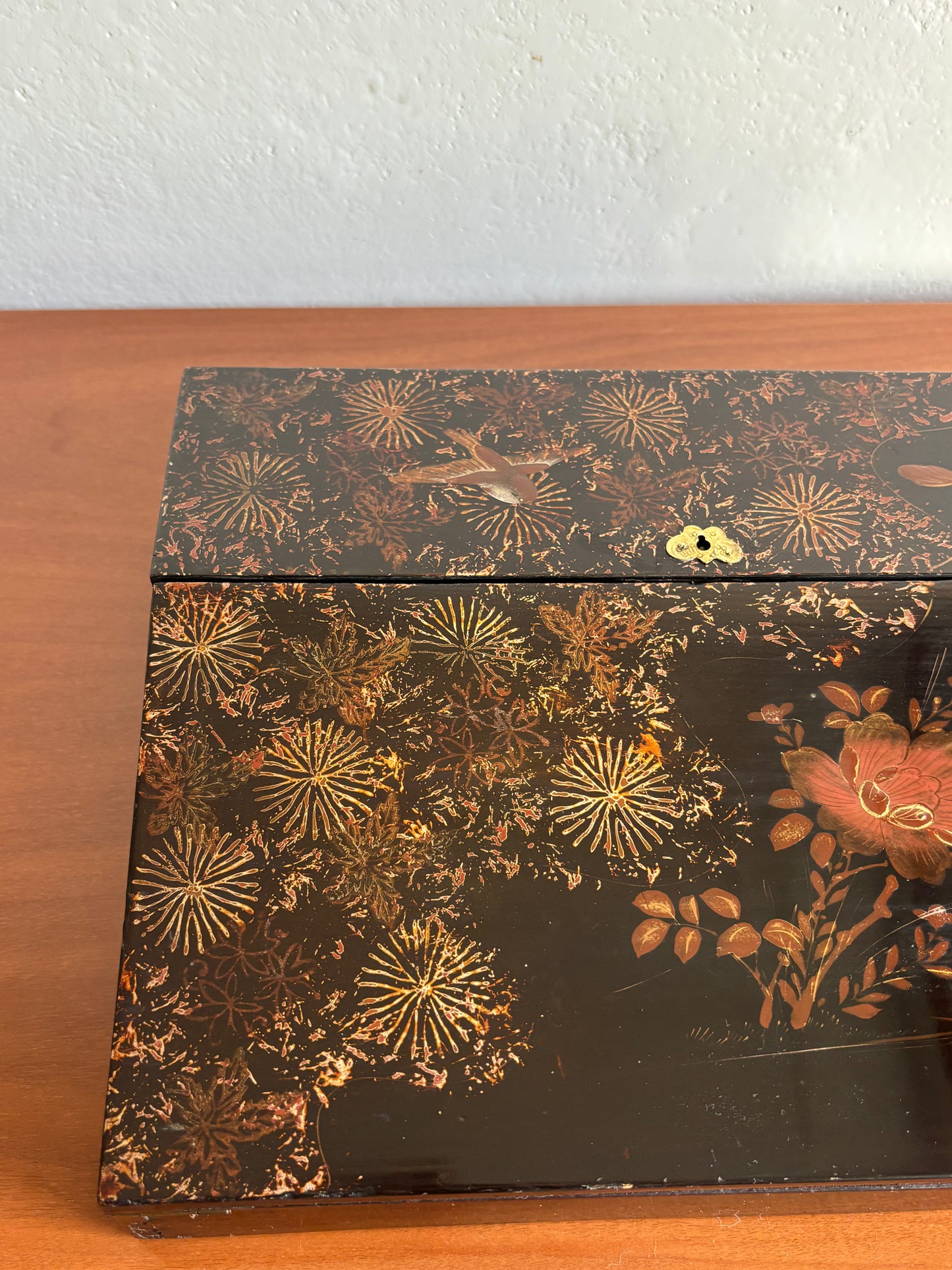 Scrittoio Portatile Asiatico Antico in Legno Laccato con Decorazioni Floreali e Uccelli | Writing Slope da Viaggio
