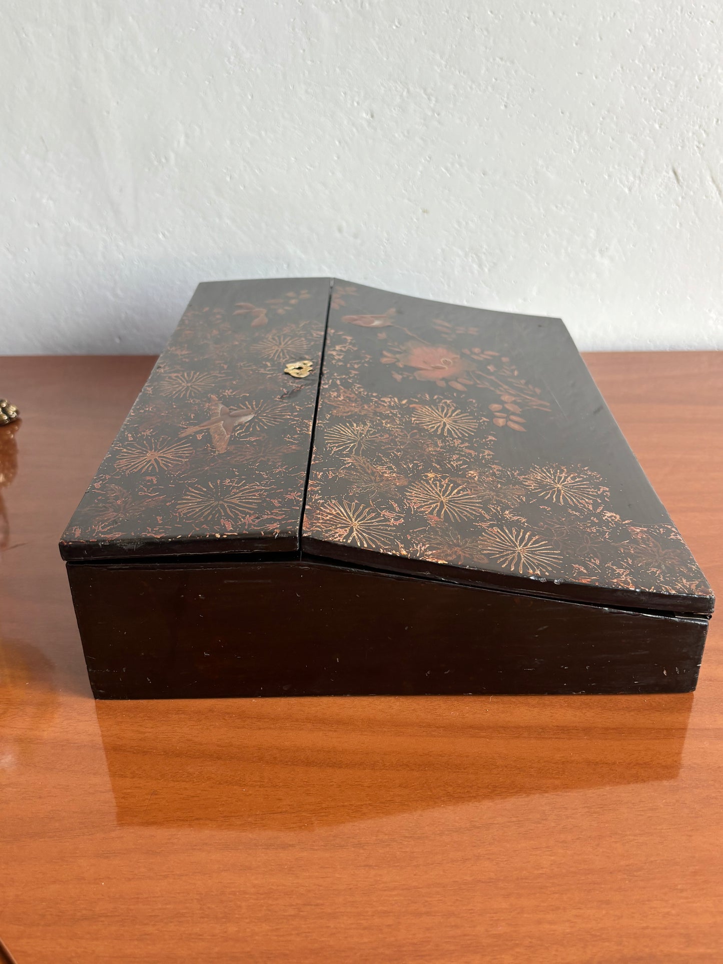 Scrittoio Portatile Asiatico Antico in Legno Laccato con Decorazioni Floreali e Uccelli | Writing Slope da Viaggio