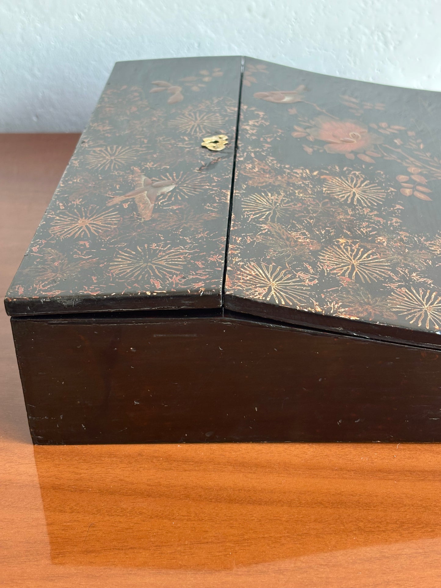 Scrittoio Portatile Asiatico Antico in Legno Laccato con Decorazioni Floreali e Uccelli | Writing Slope da Viaggio
