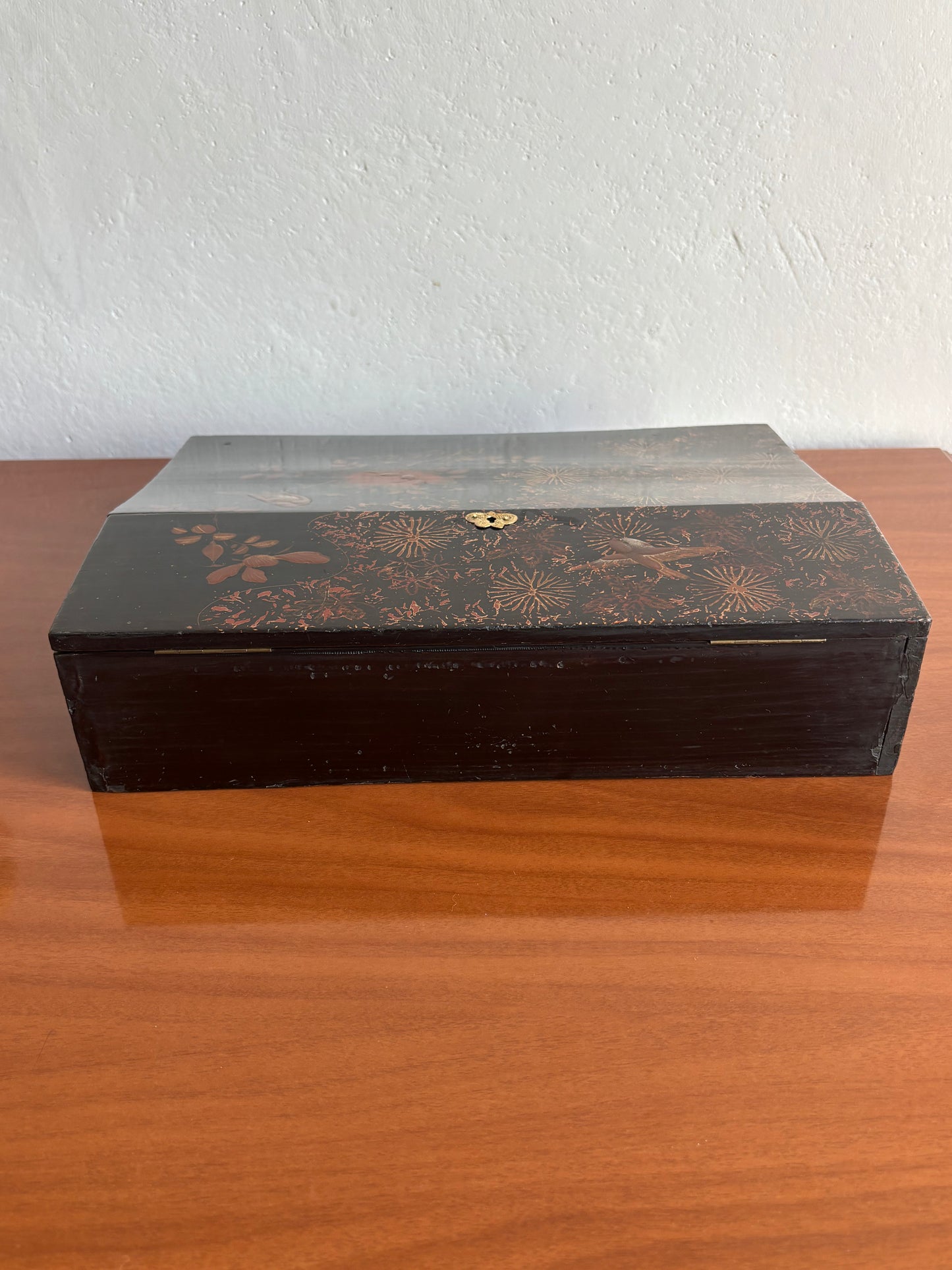 Scrittoio Portatile Asiatico Antico in Legno Laccato con Decorazioni Floreali e Uccelli | Writing Slope da Viaggio
