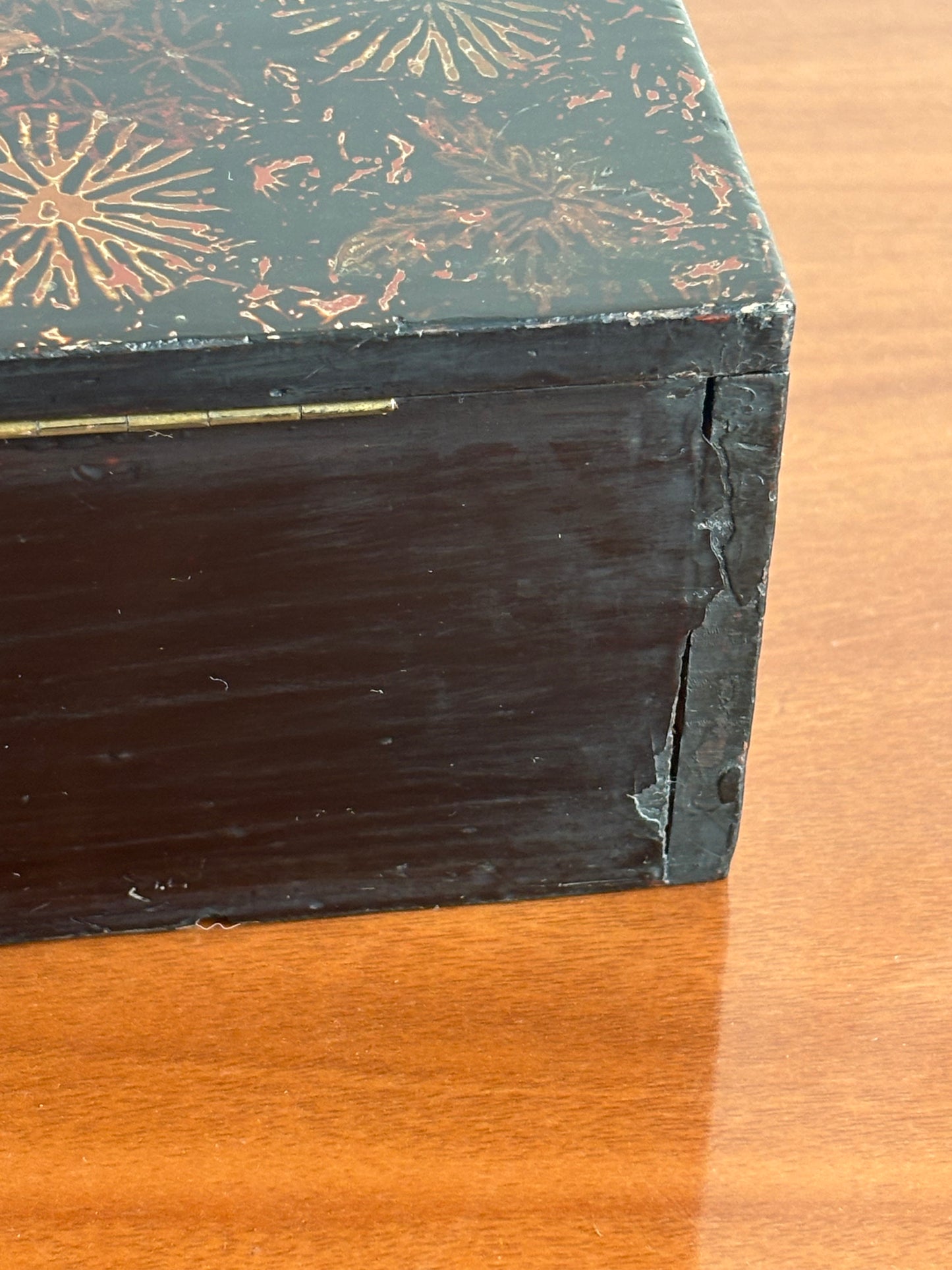 Scrittoio Portatile Asiatico Antico in Legno Laccato con Decorazioni Floreali e Uccelli | Writing Slope da Viaggio